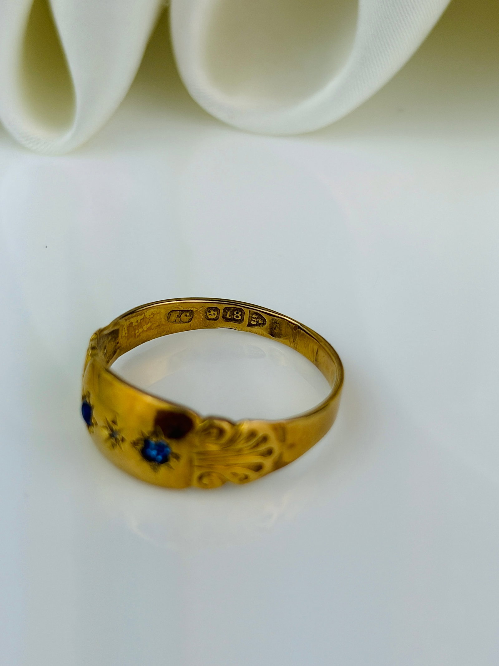 antique 18ct yellow gold blue and white paste 3 stone ring - 4