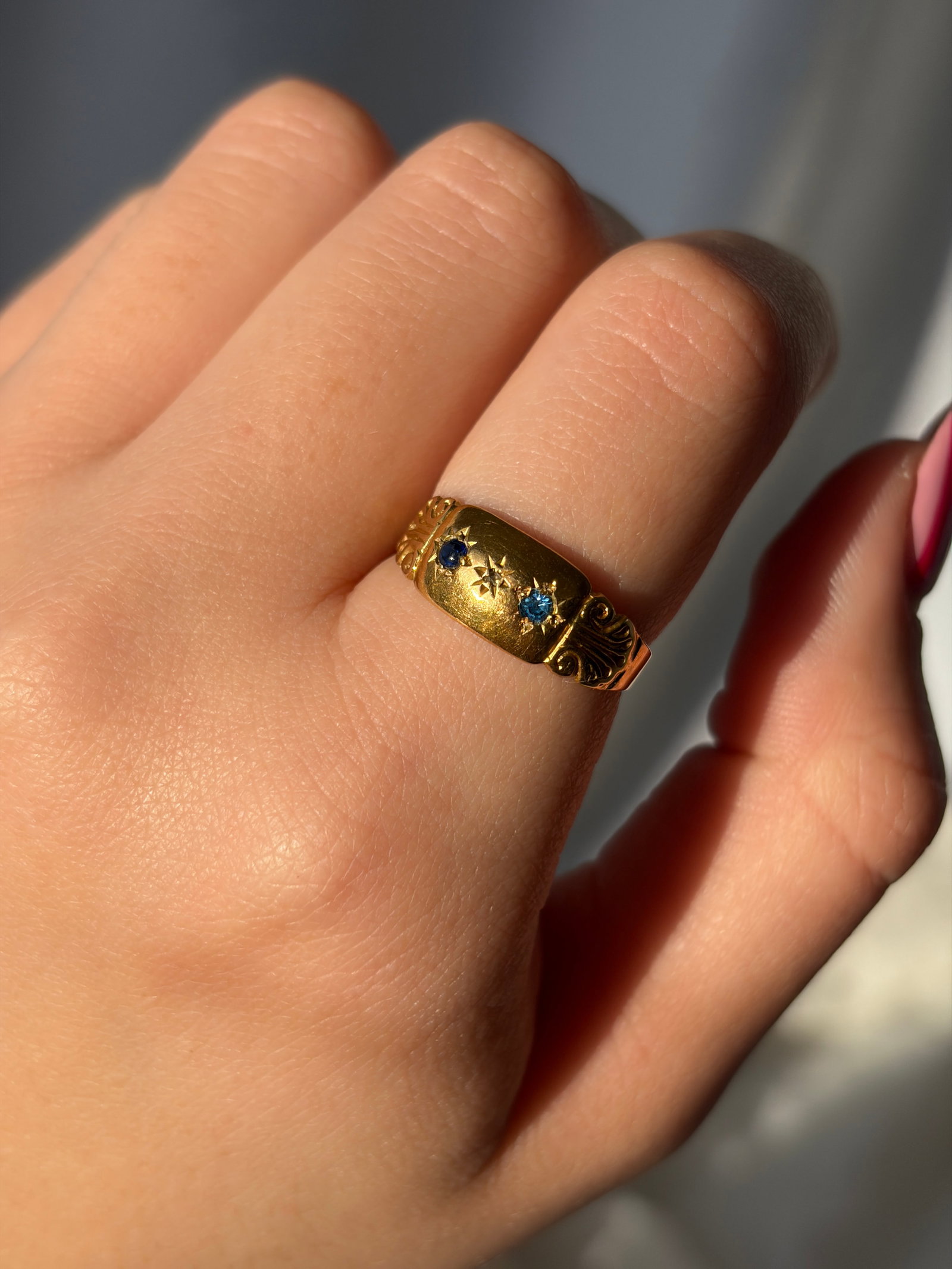 antique 18ct yellow gold blue and white paste 3 stone ring - 9