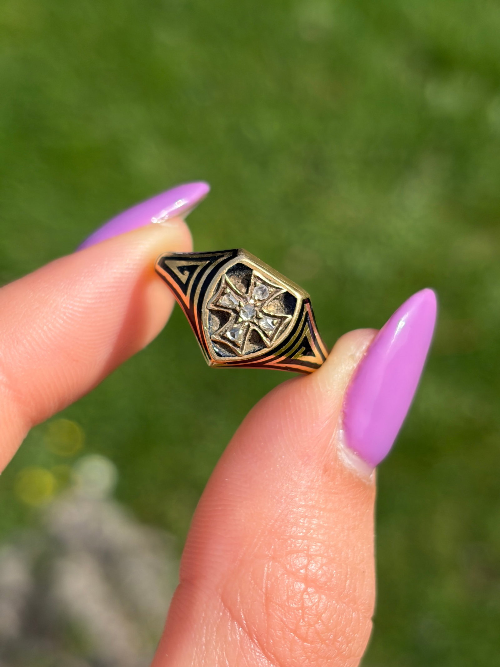 ANTIQUE VICTORIAN ROSE CUT DIAMOND CROSS AND BLACK ENAMEL MOURNING RING IN 18CT YELLOW GOLD - 2