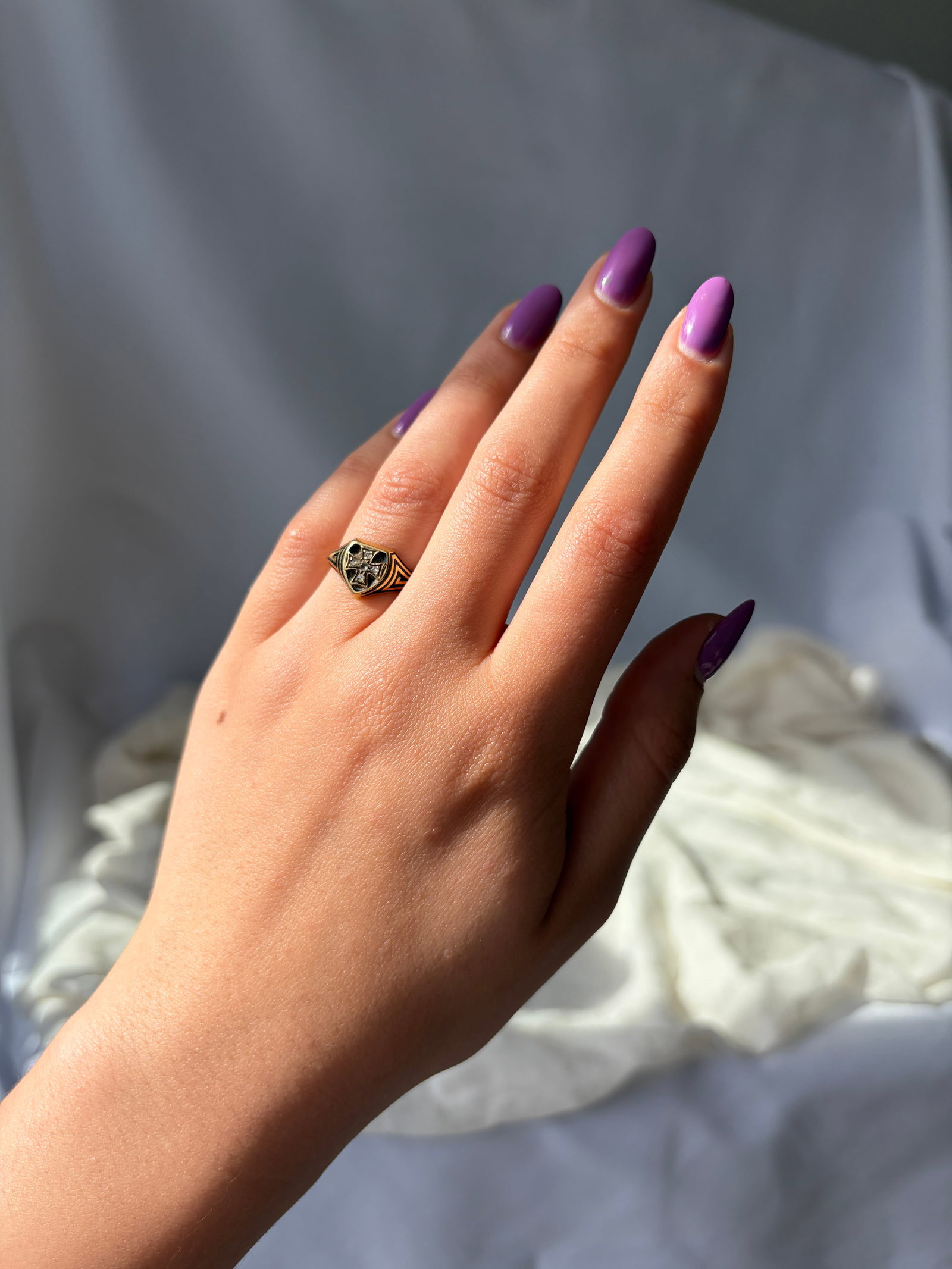 ANTIQUE VICTORIAN ROSE CUT DIAMOND CROSS AND BLACK ENAMEL MOURNING RING IN 18CT YELLOW GOLD - 3