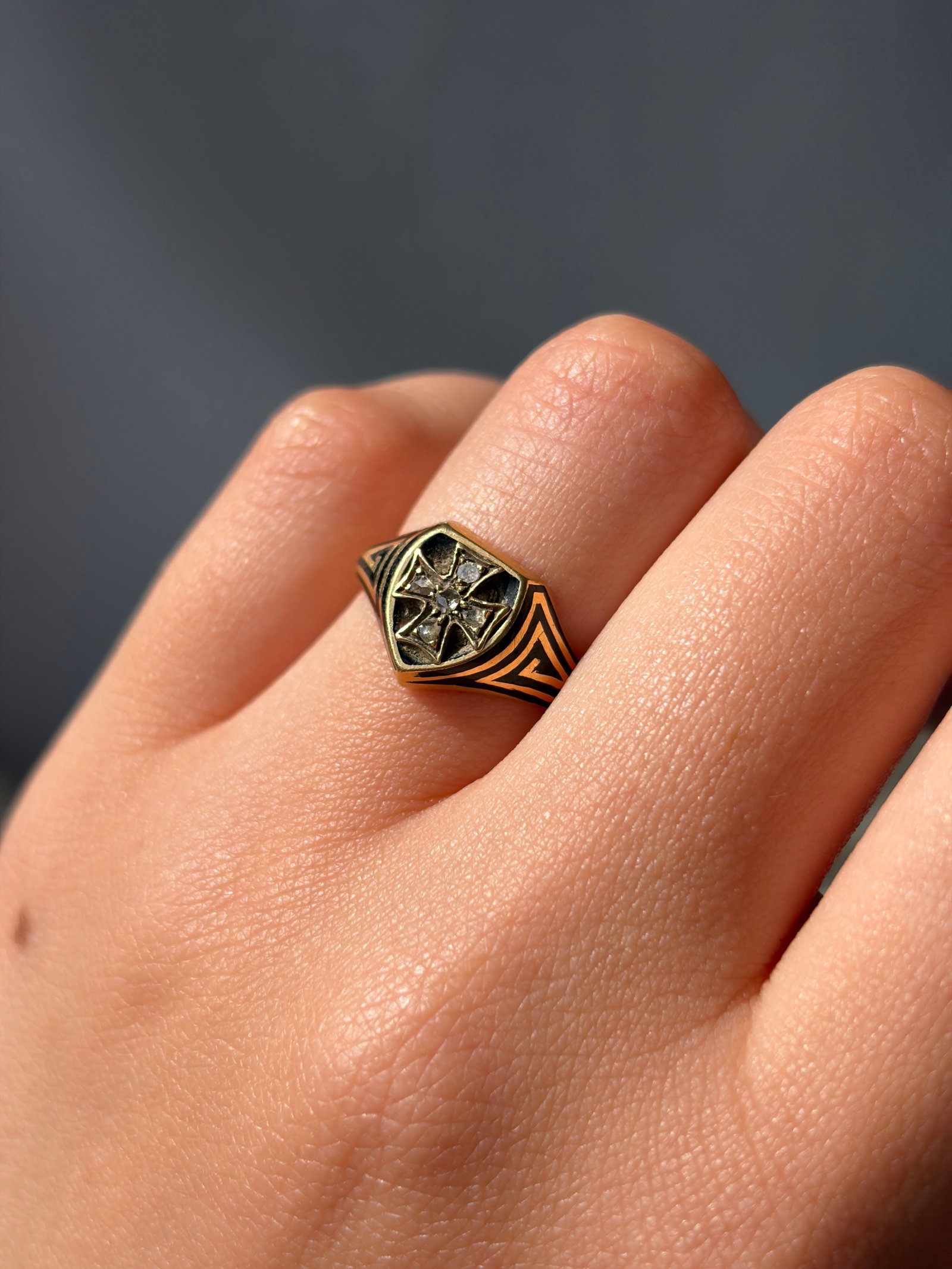 ANTIQUE VICTORIAN ROSE CUT DIAMOND CROSS AND BLACK ENAMEL MOURNING RING IN 18CT YELLOW GOLD - 4