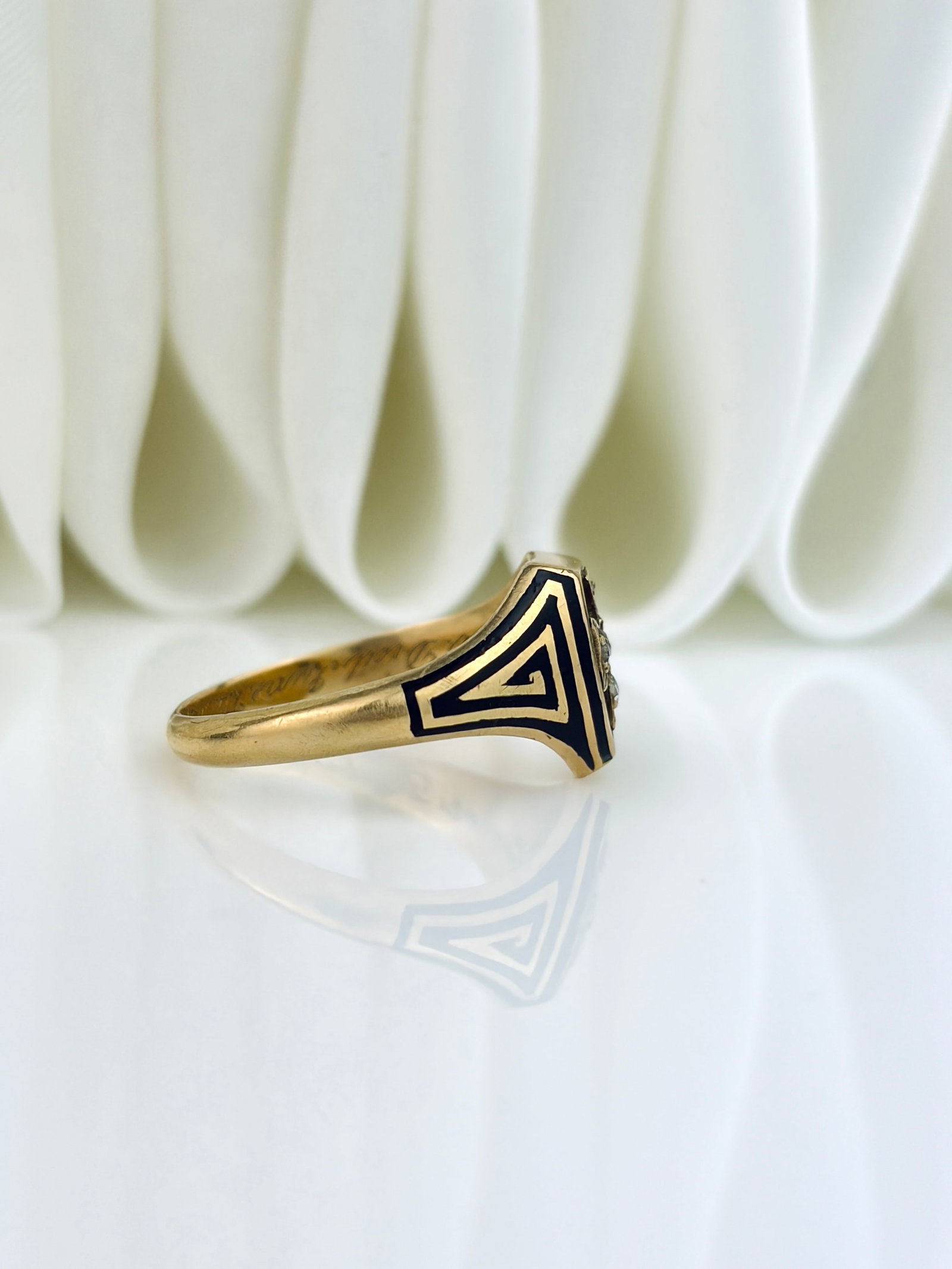ANTIQUE VICTORIAN ROSE CUT DIAMOND CROSS AND BLACK ENAMEL MOURNING RING IN 18CT YELLOW GOLD - 5