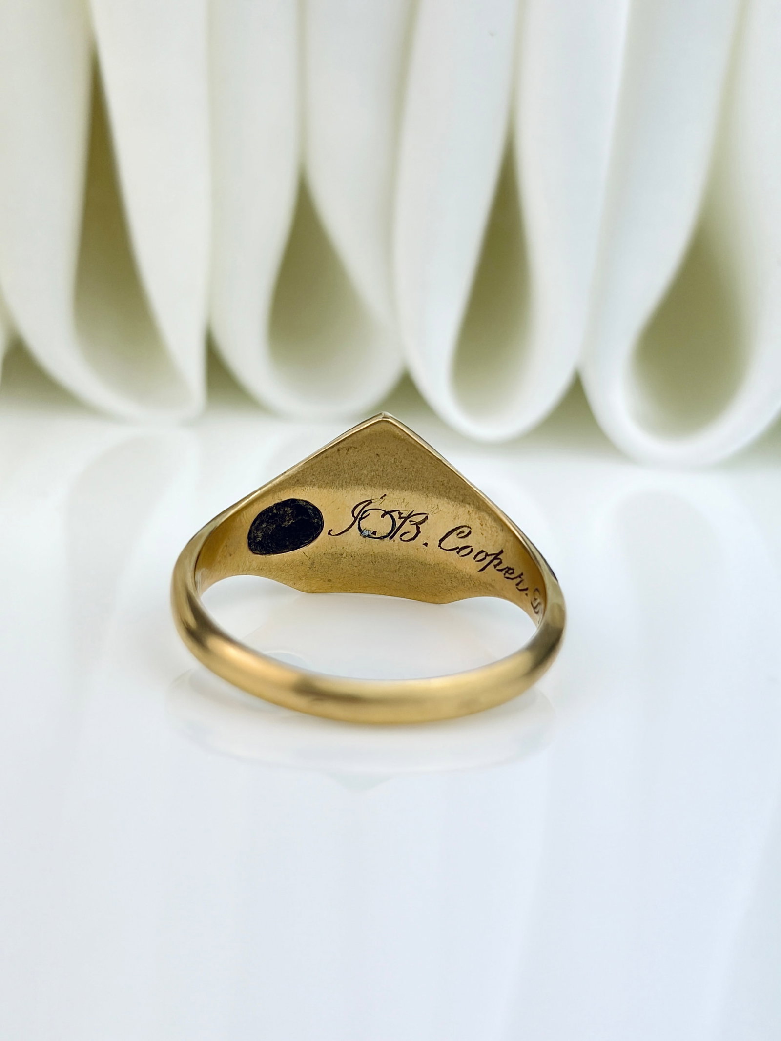 ANTIQUE VICTORIAN ROSE CUT DIAMOND CROSS AND BLACK ENAMEL MOURNING RING IN 18CT YELLOW GOLD - 6