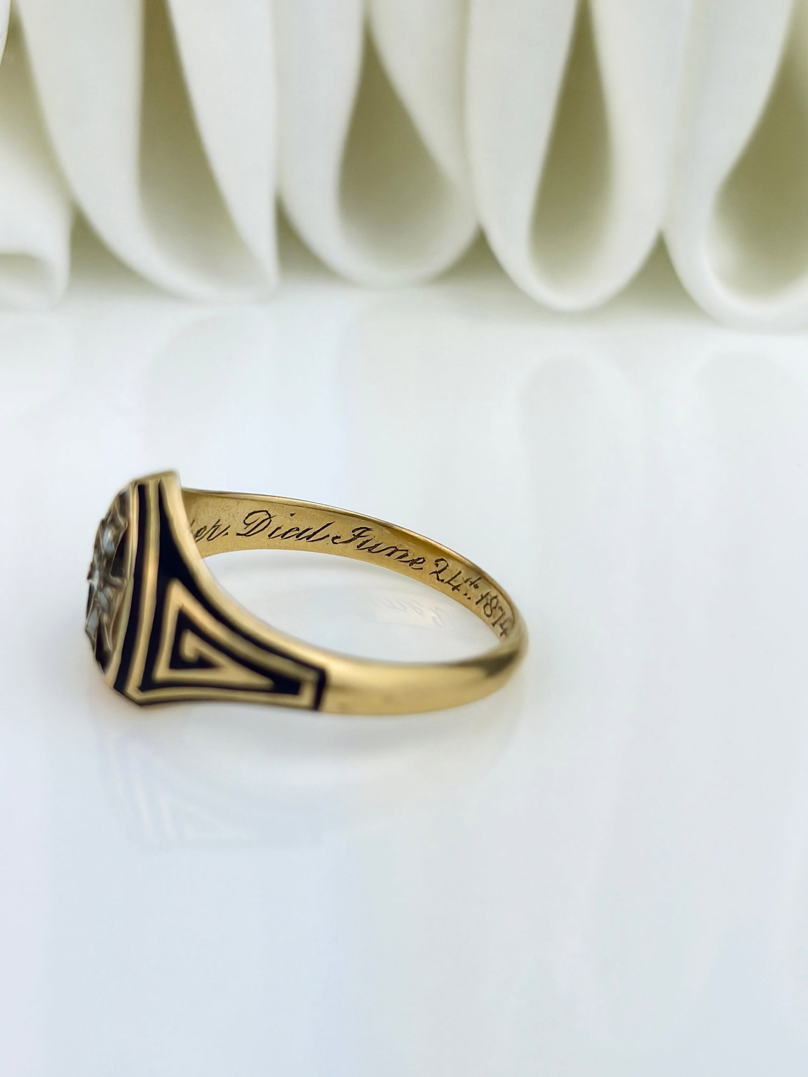ANTIQUE VICTORIAN ROSE CUT DIAMOND CROSS AND BLACK ENAMEL MOURNING RING IN 18CT YELLOW GOLD - 7