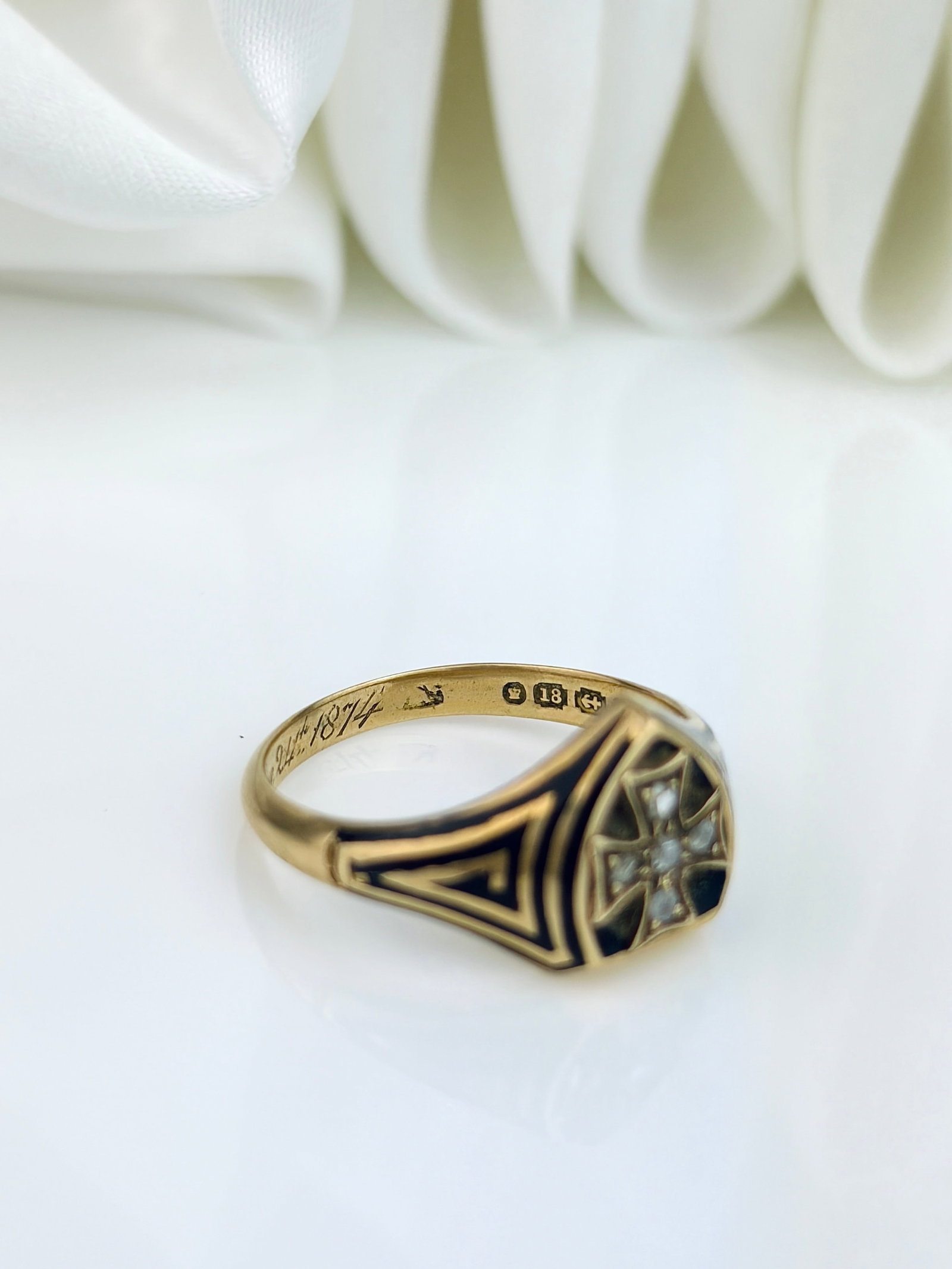 ANTIQUE VICTORIAN ROSE CUT DIAMOND CROSS AND BLACK ENAMEL MOURNING RING IN 18CT YELLOW GOLD - 8