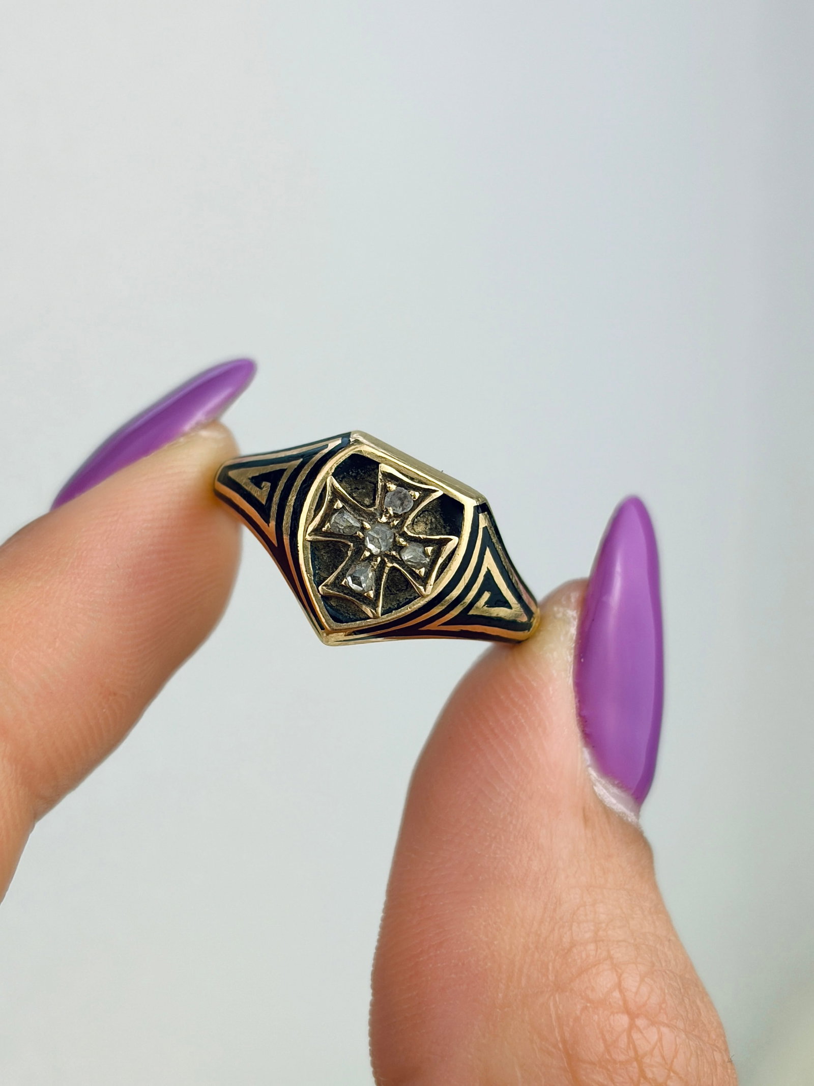 ANTIQUE VICTORIAN ROSE CUT DIAMOND CROSS AND BLACK ENAMEL MOURNING RING IN 18CT YELLOW GOLD - 9