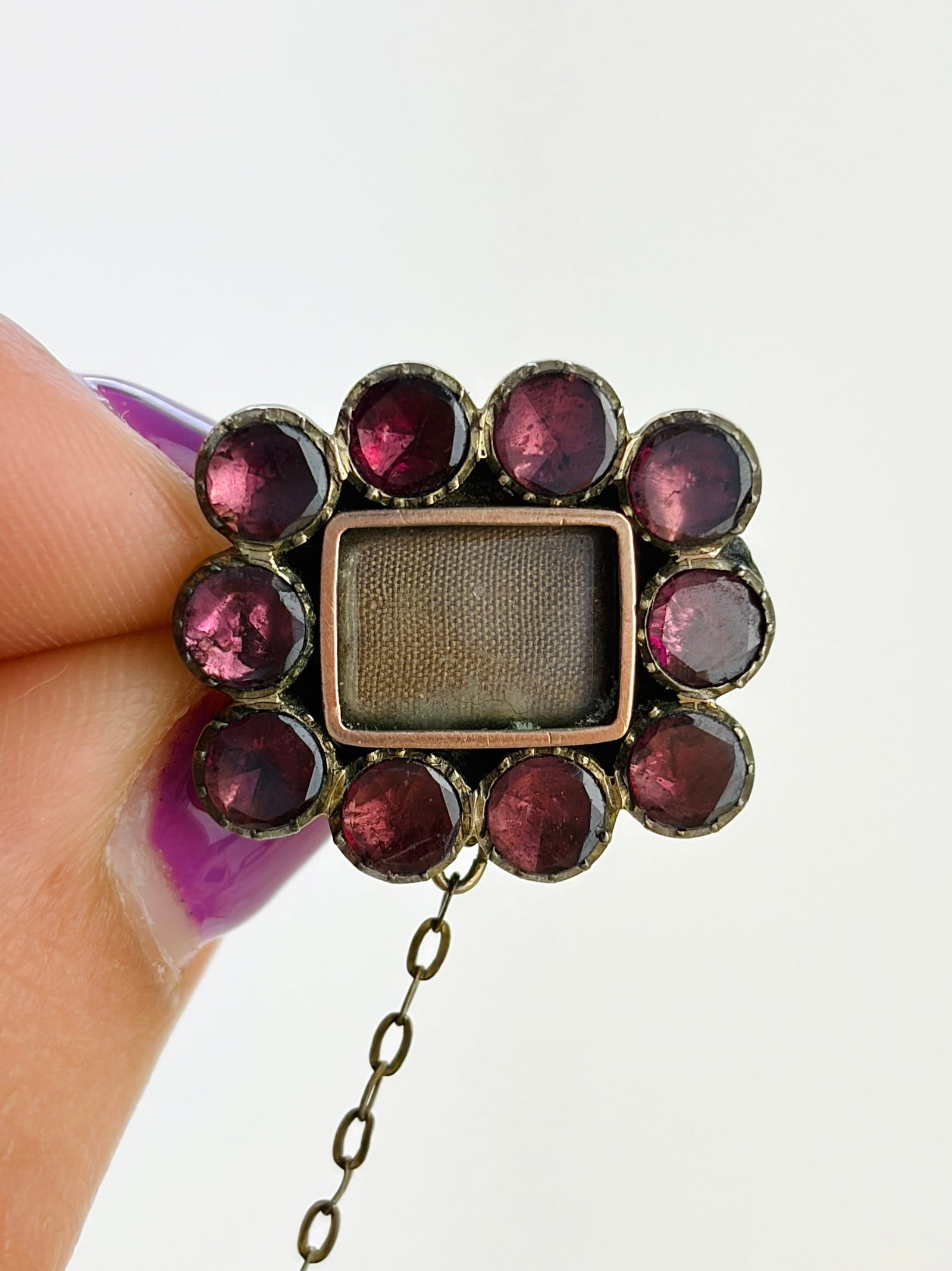 ANTIQUE FLAT CUT GARNET LOCKET FRONT BROOCH IN GOLD: ANTIQUE FLAT CUT GARNET LOCKET FRONT BROOCH IN GOLD