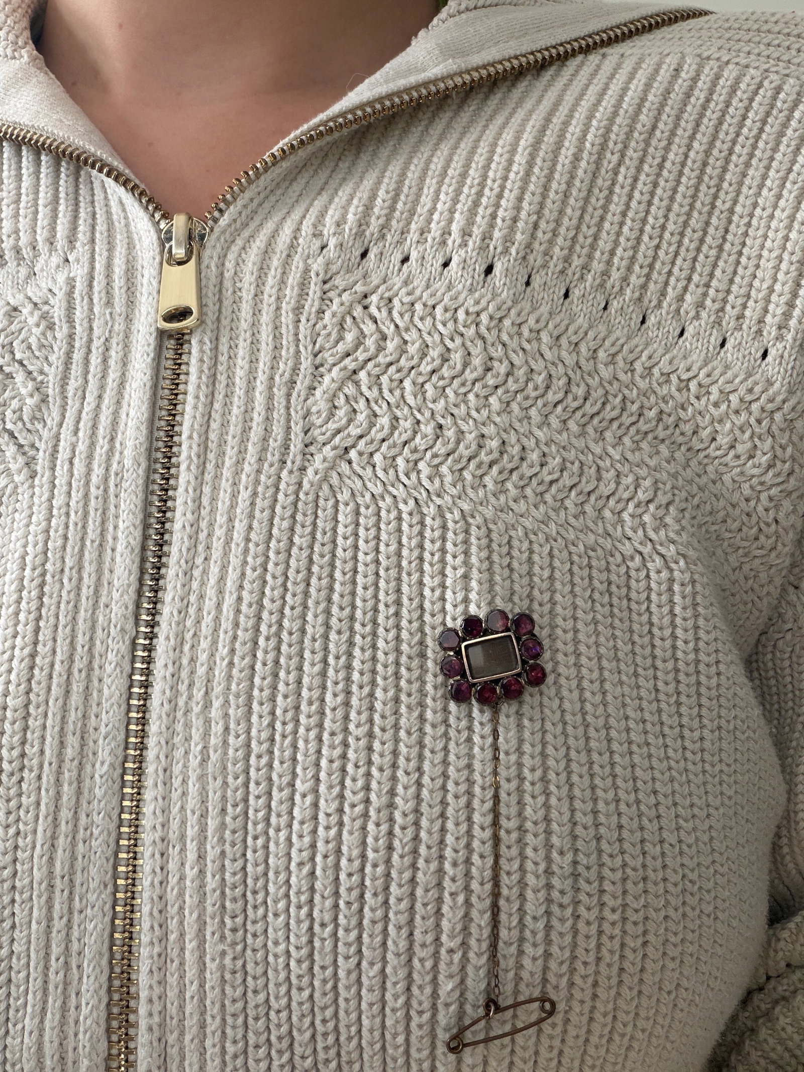 ANTIQUE FLAT CUT GARNET LOCKET FRONT BROOCH IN GOLD - 4