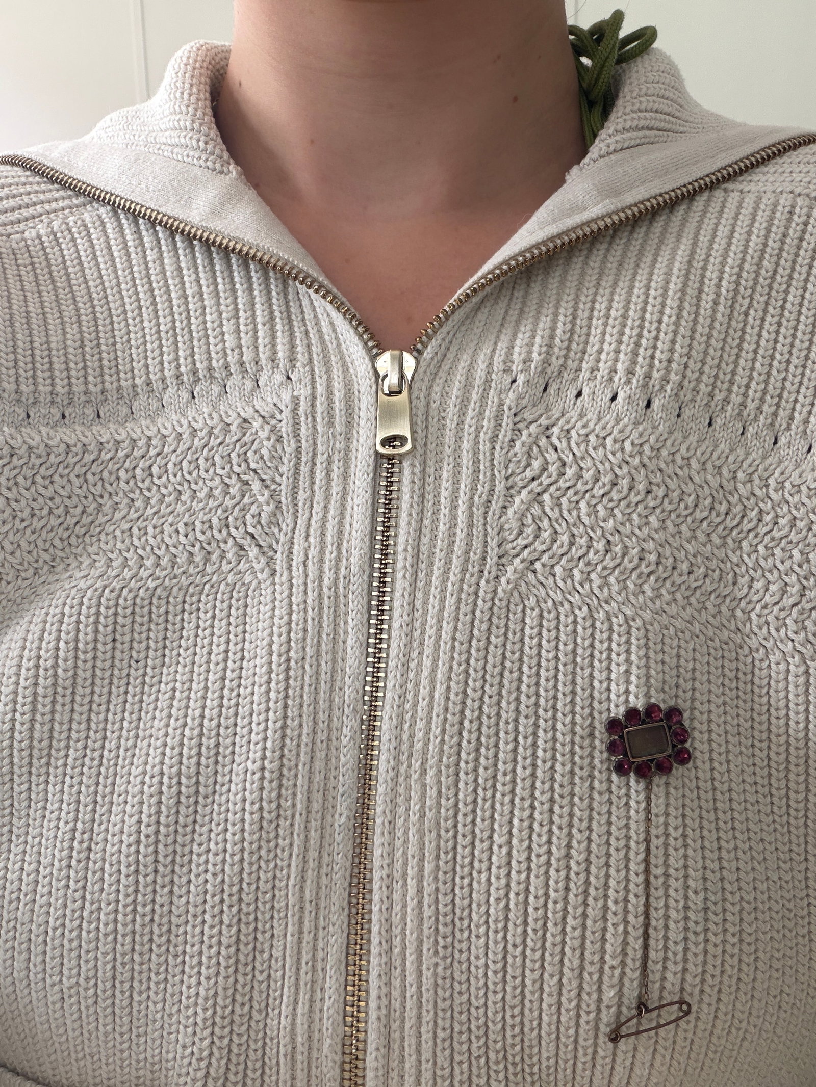 ANTIQUE FLAT CUT GARNET LOCKET FRONT BROOCH IN GOLD - 5