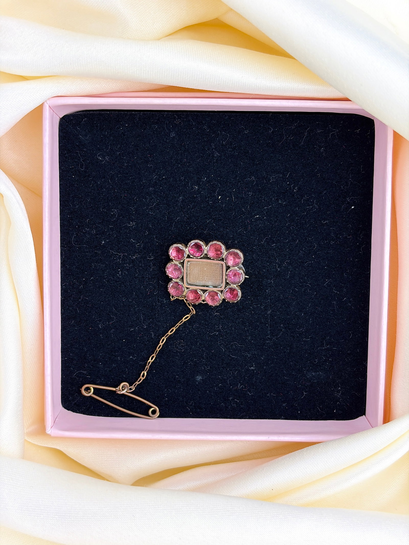 ANTIQUE FLAT CUT GARNET LOCKET FRONT BROOCH IN GOLD - 6