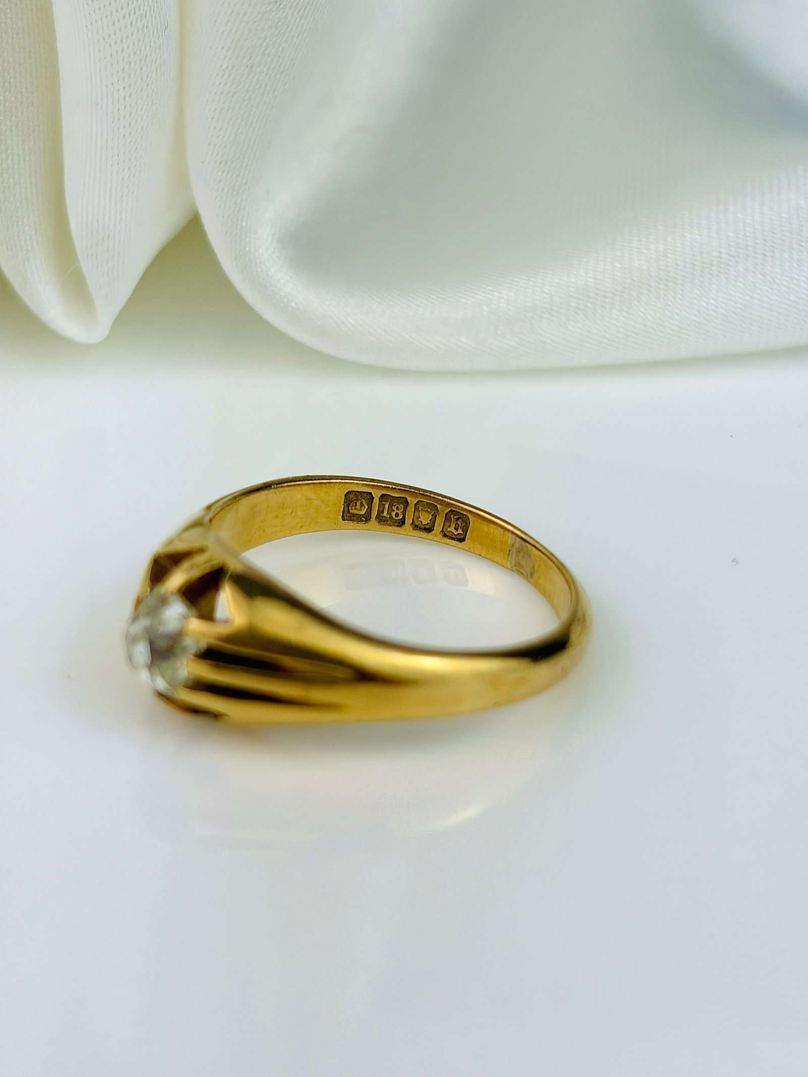 ANTIQUE C.1917 OVAL DIAMOND BELCHER SET RING IN 18CT GOLD - 4
