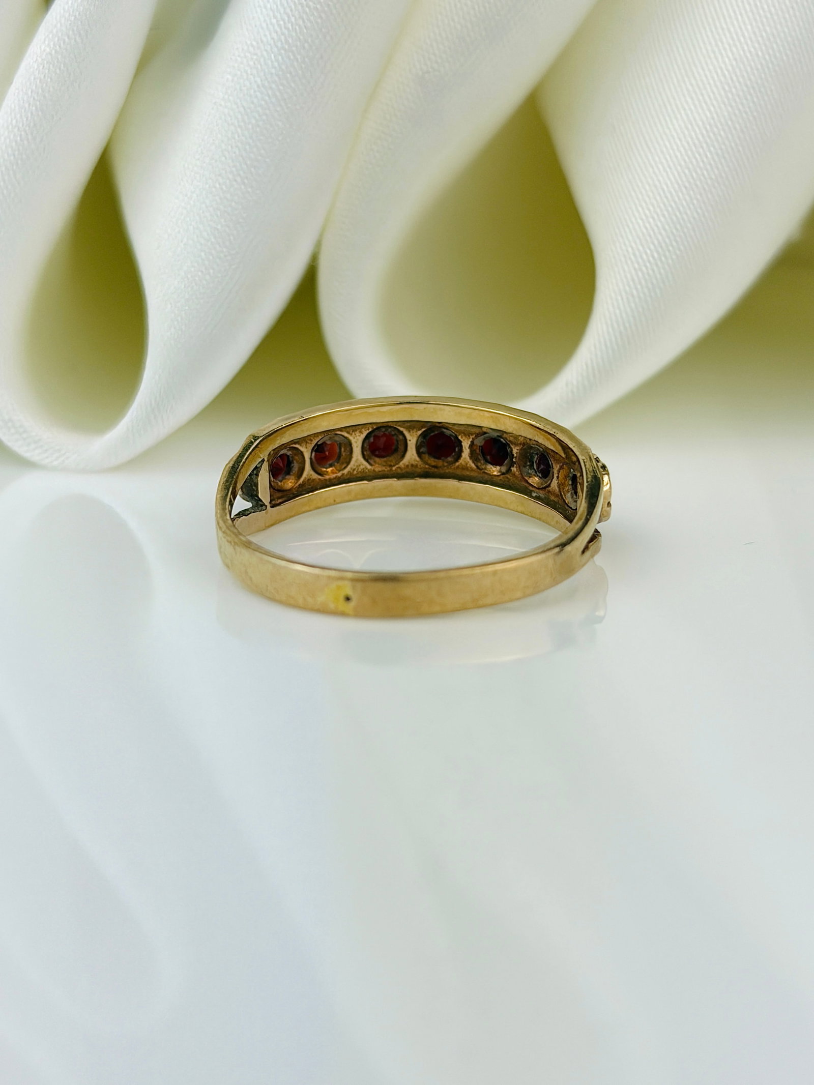 vintage c.1980 9ct gold garnet half hoop band ring - 3