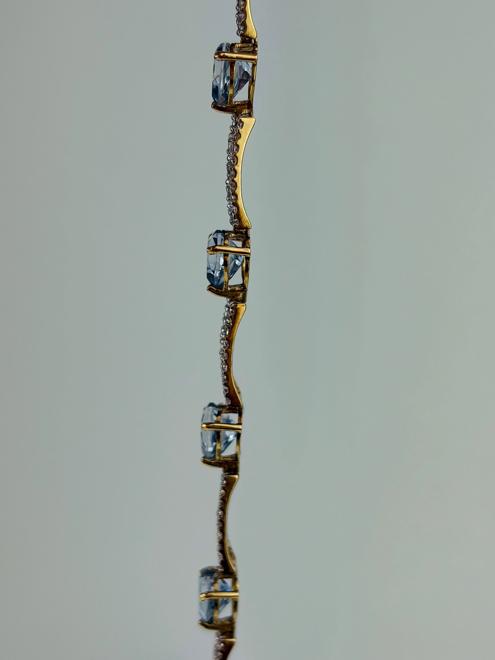 VINTAGE 9CT YELLOW AND WHITE GOLD BLUE TOPAZ HEART BRACELET - 2