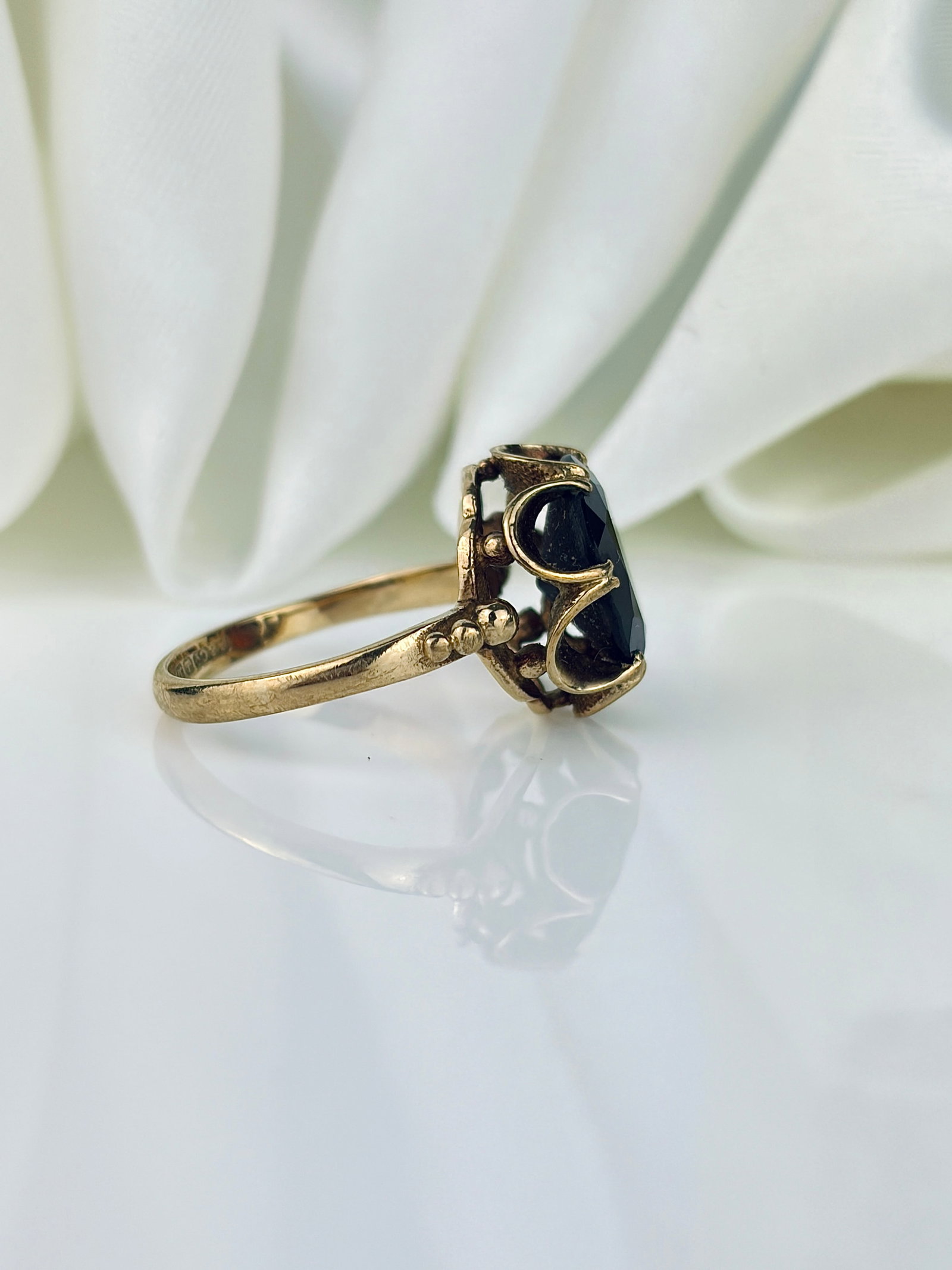 VINTAGE C.1975 9CT YELLOW GOLD GARNET COCKTAIL RING - 2