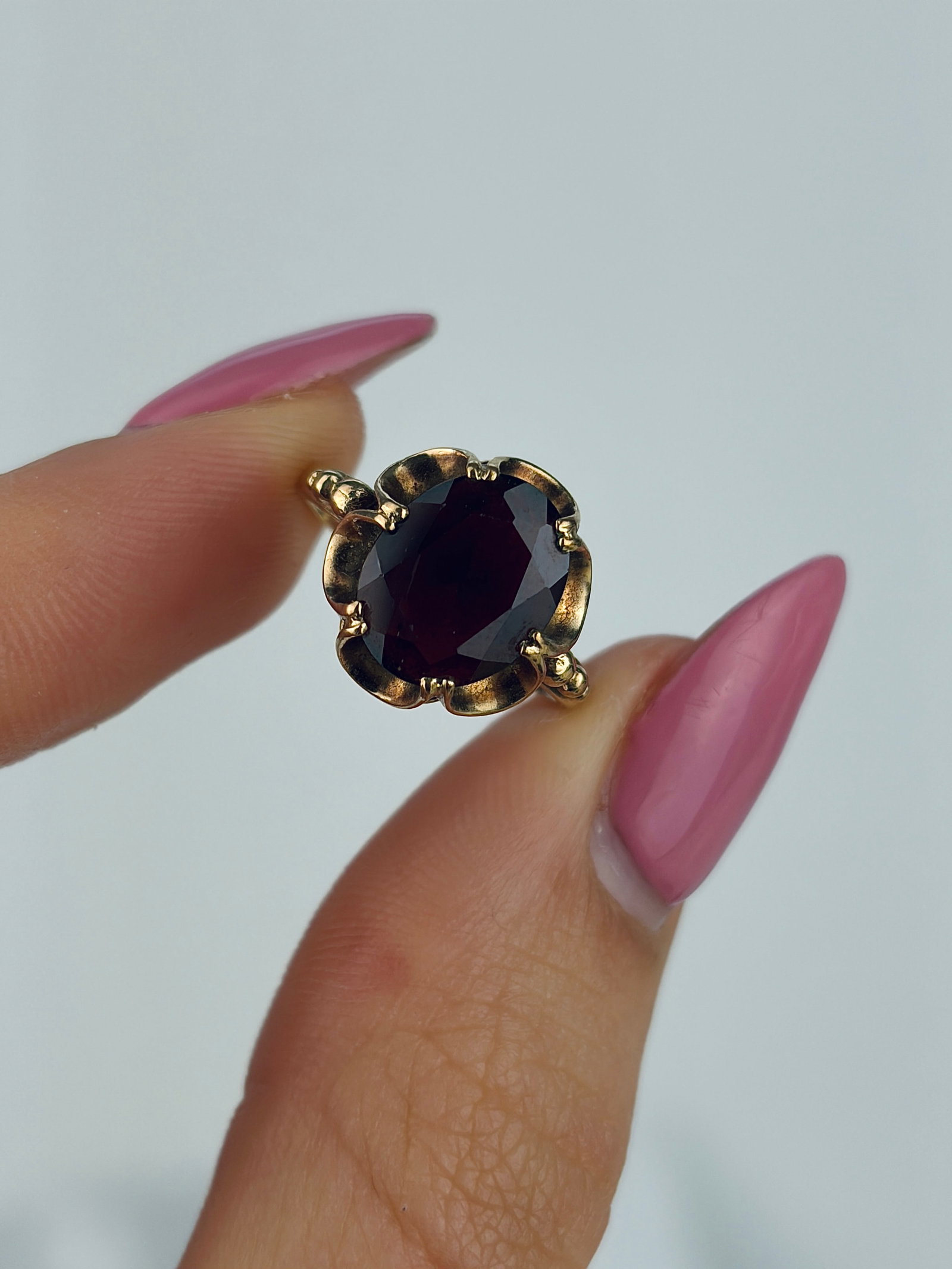 VINTAGE C.1975 9CT YELLOW GOLD GARNET COCKTAIL RING - 5