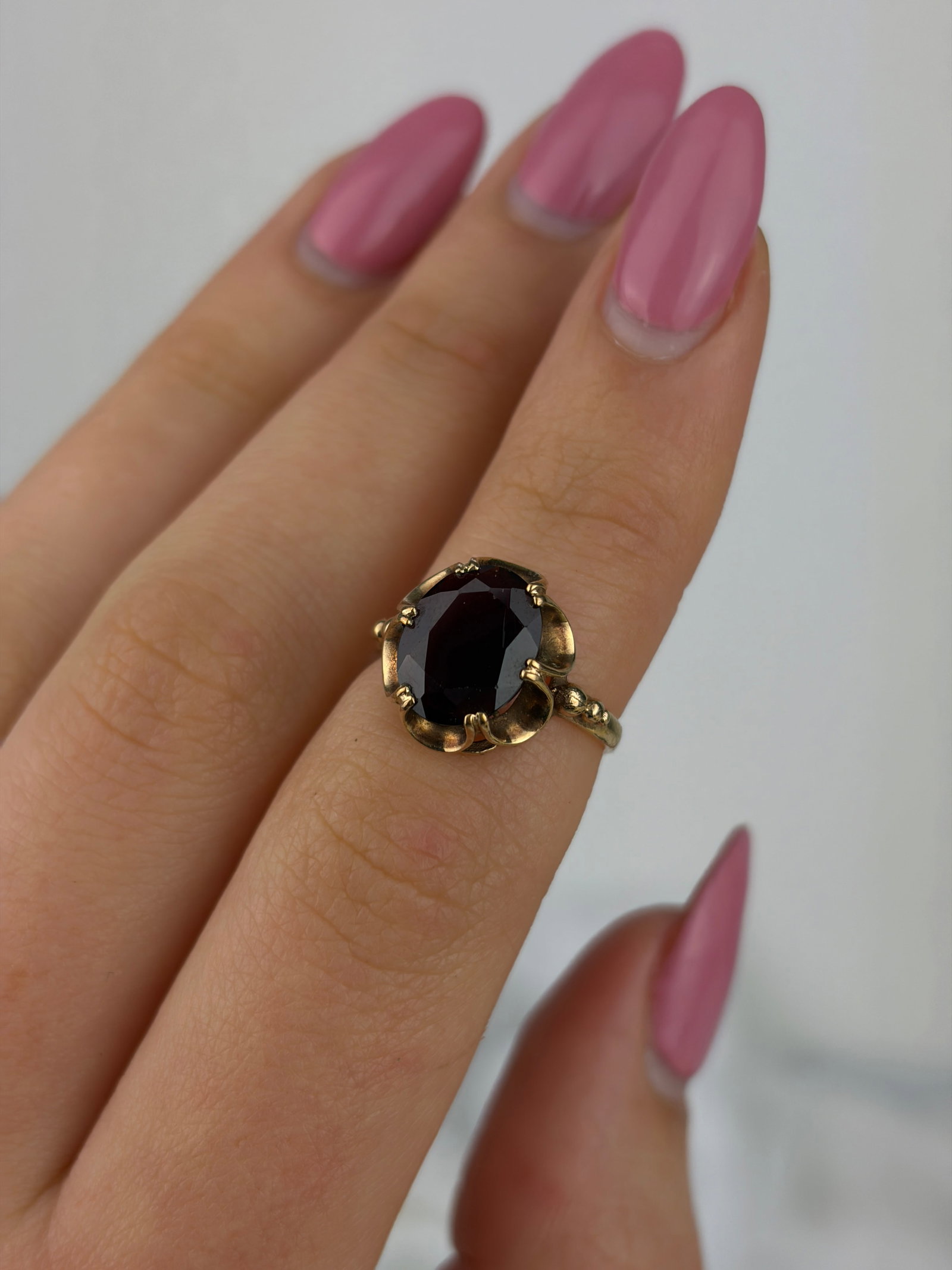 VINTAGE C.1975 9CT YELLOW GOLD GARNET COCKTAIL RING - 8