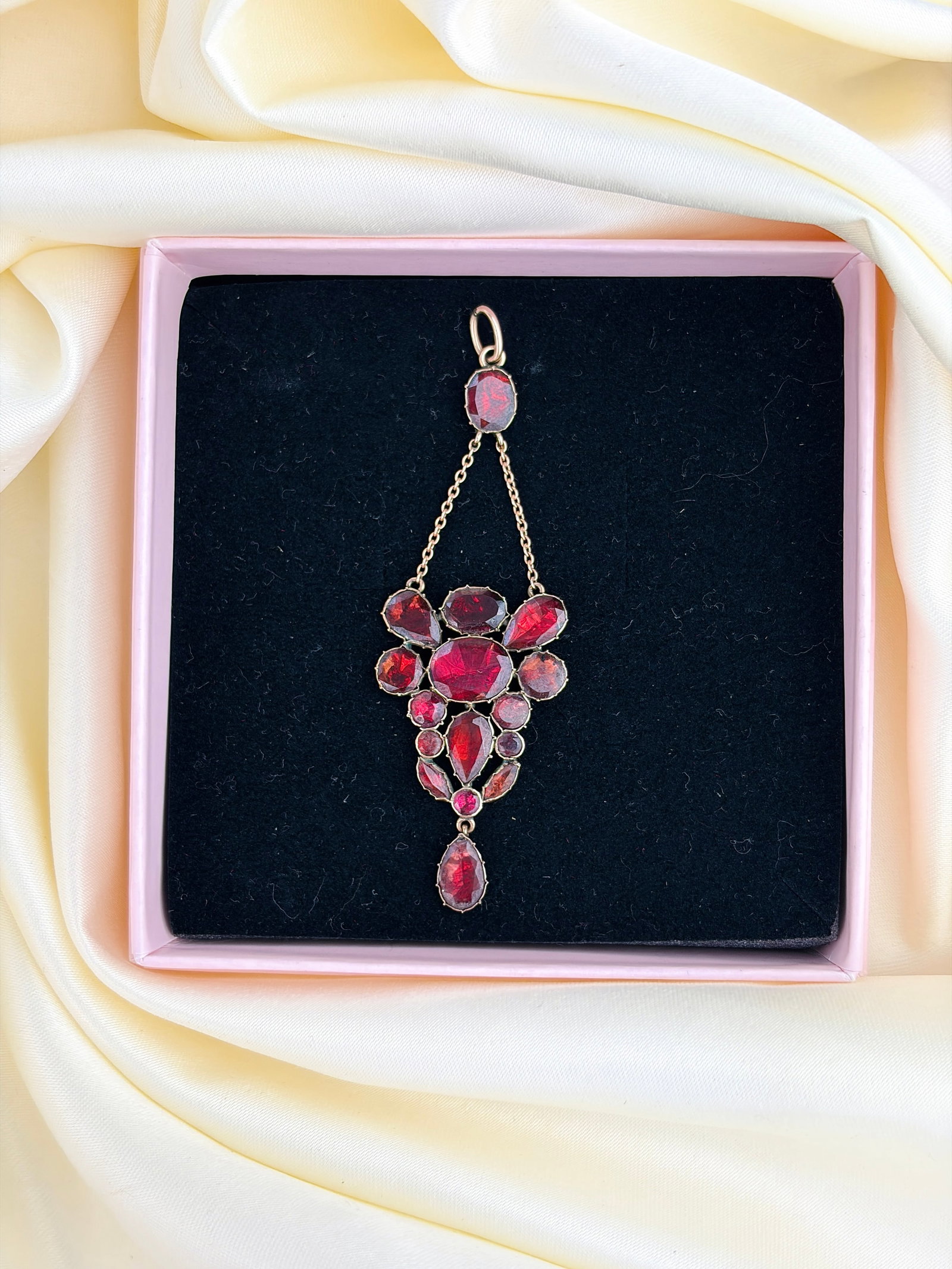 ANTIQUE 15CT GOLD FLAT CUT GARNET PRETTY PENDANT - 10