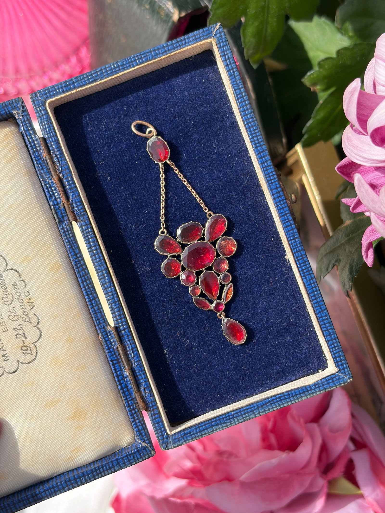 ANTIQUE 15CT GOLD FLAT CUT GARNET PRETTY PENDANT - 3