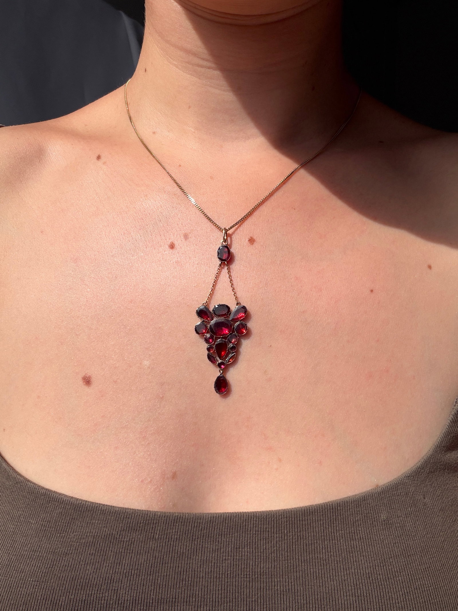 ANTIQUE 15CT GOLD FLAT CUT GARNET PRETTY PENDANT - 5