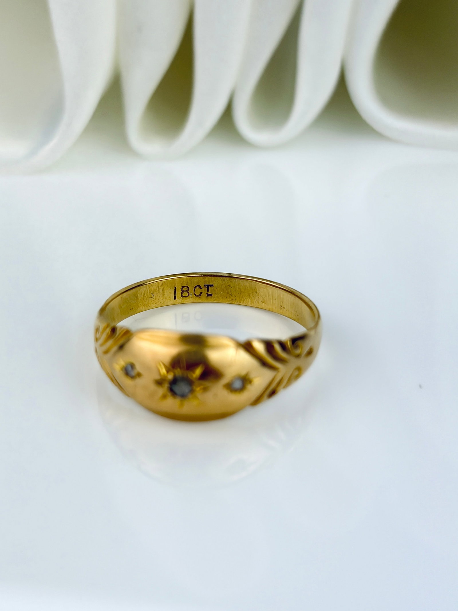 ANTIQUE 18CT YELLOW GOLD DIAMOND 3 STONE STARBURST RING - 4