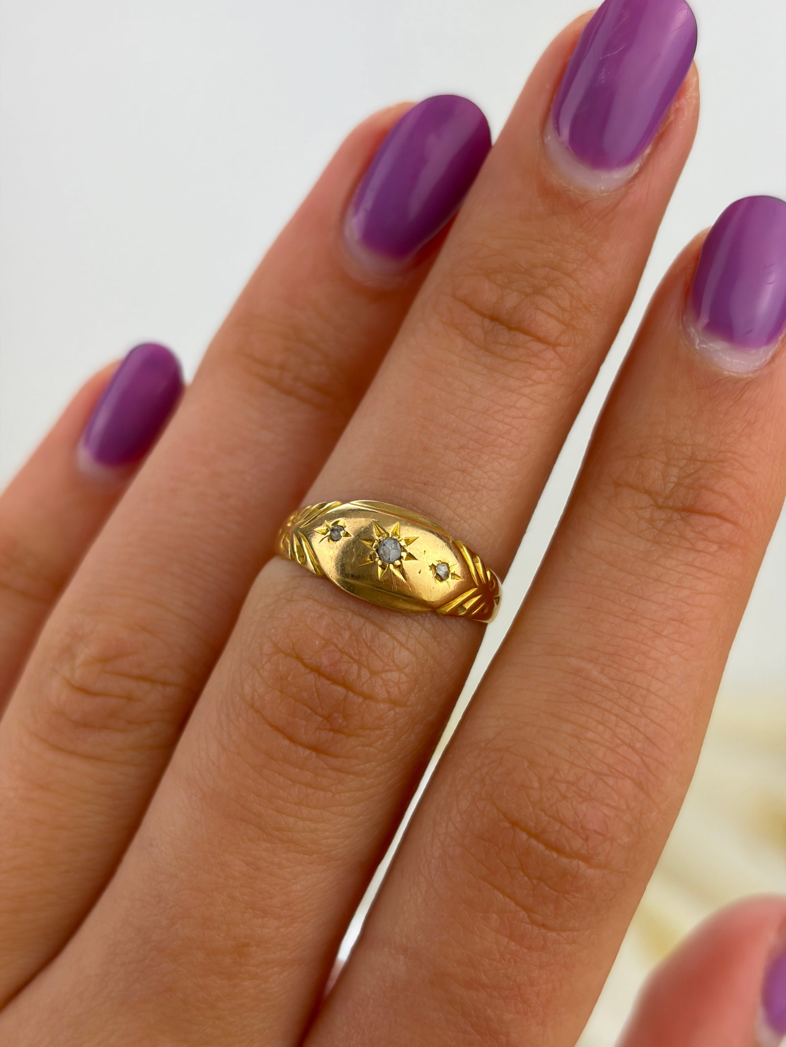 ANTIQUE 18CT YELLOW GOLD DIAMOND 3 STONE STARBURST RING - 8