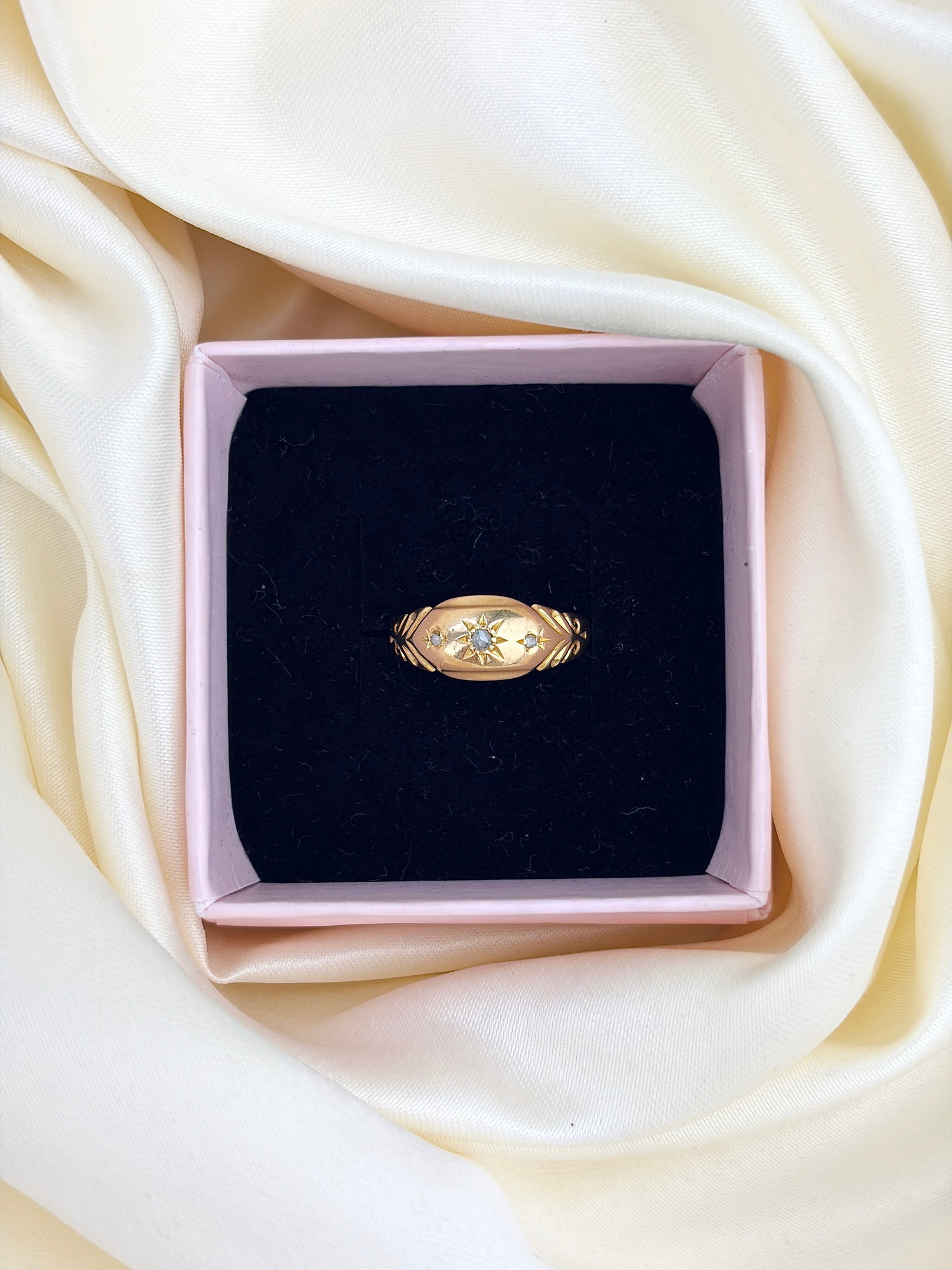 ANTIQUE 18CT YELLOW GOLD DIAMOND 3 STONE STARBURST RING - 9