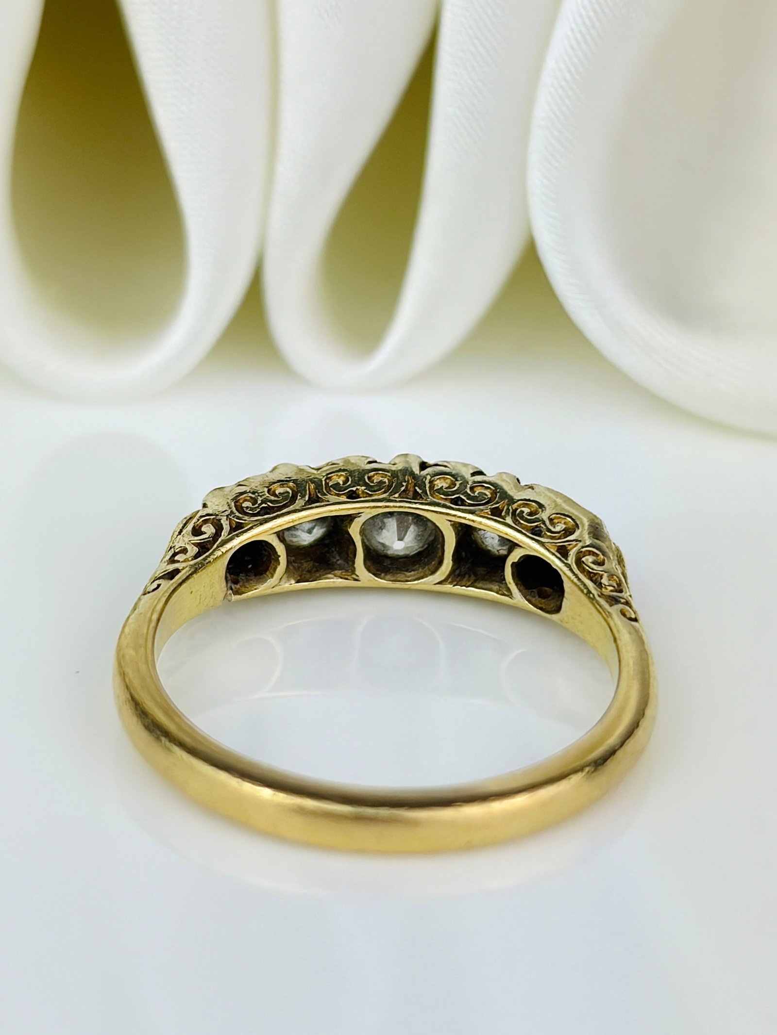 ANTIQUE 18CT YELLOW GOLD DIAMOND 5 STONE RING - 4