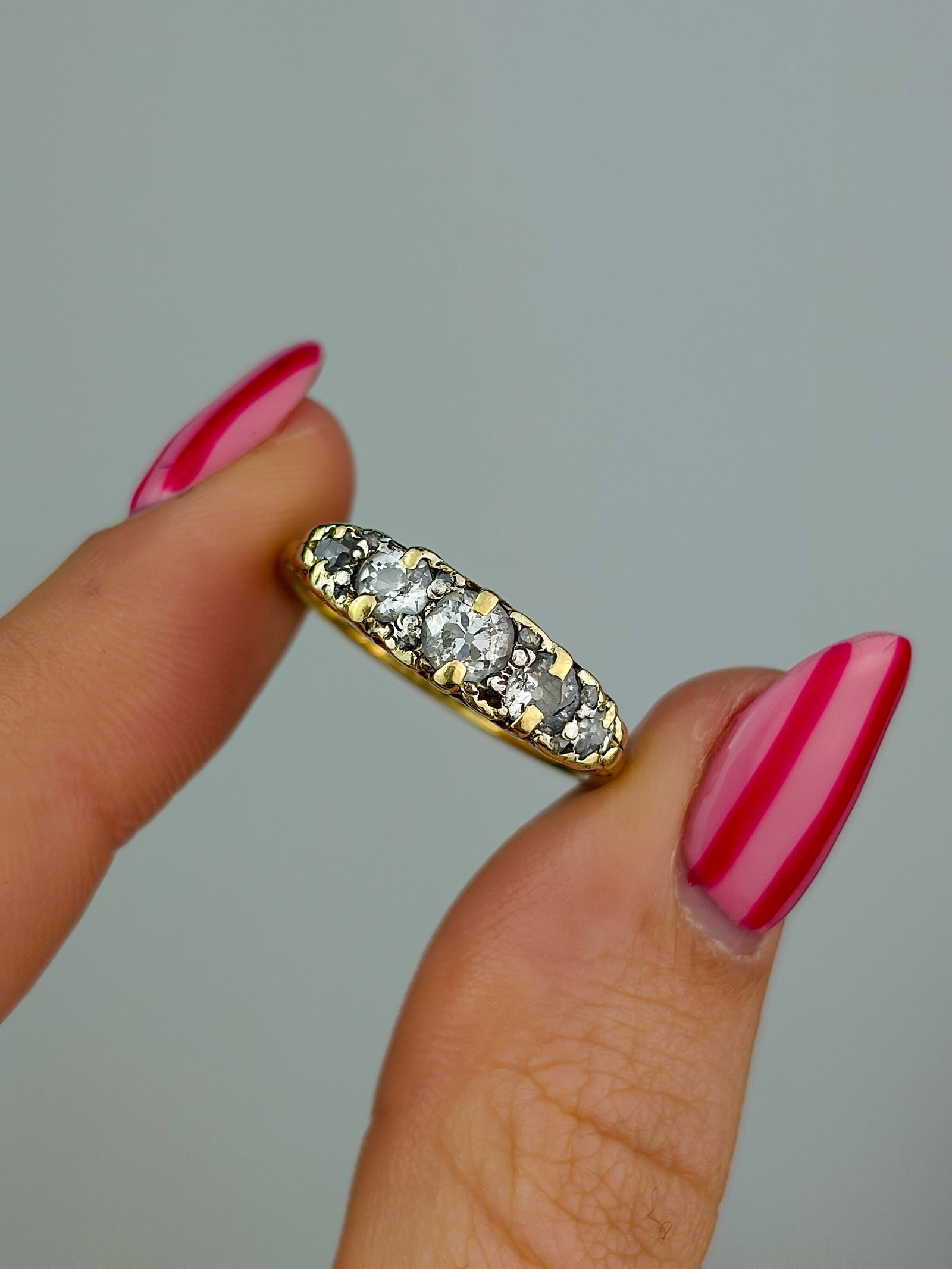 ANTIQUE 18CT YELLOW GOLD DIAMOND 5 STONE RING - 5