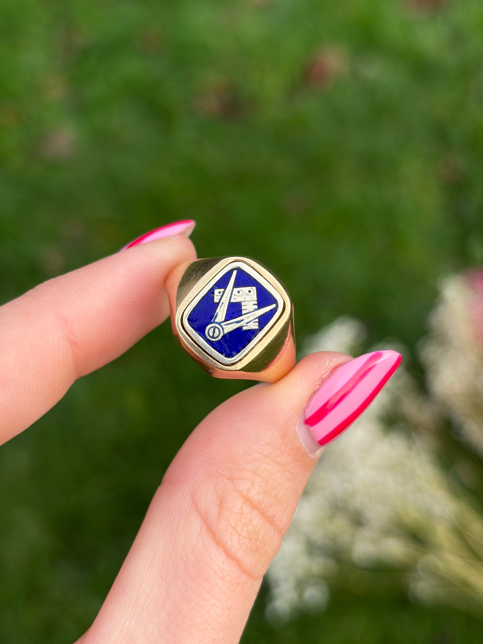 chunky 9ct yellow gold masonic signet ring - 11