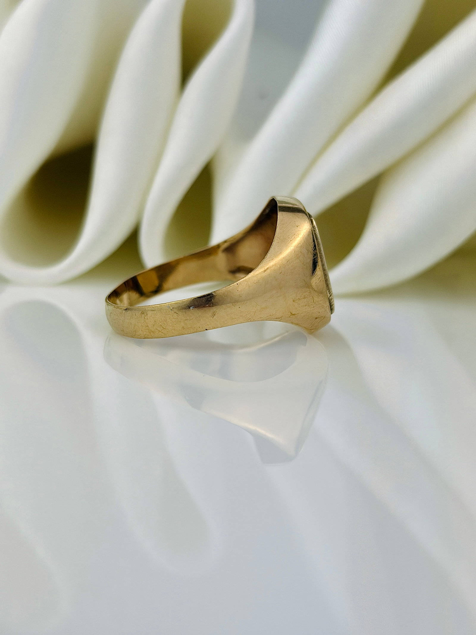chunky 9ct yellow gold masonic signet ring - 2