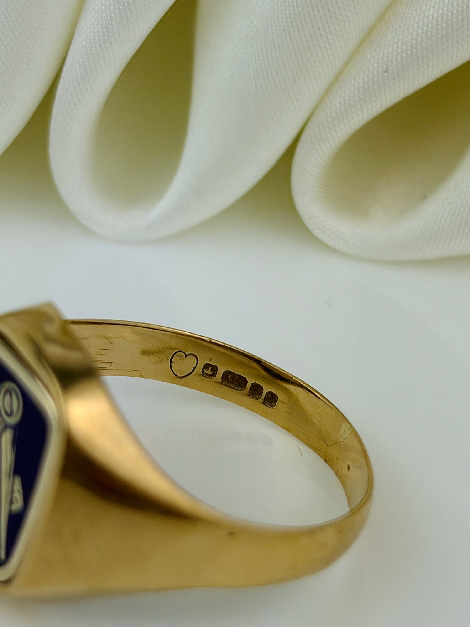 chunky 9ct yellow gold masonic signet ring - 4