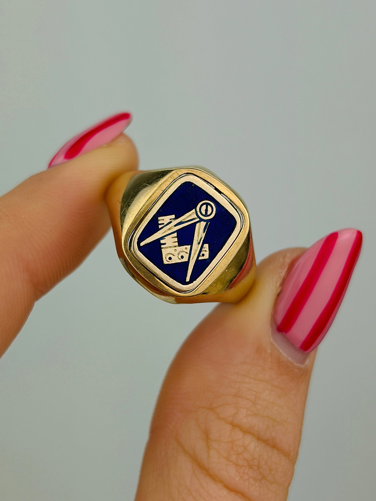 chunky 9ct yellow gold masonic signet ring - 5
