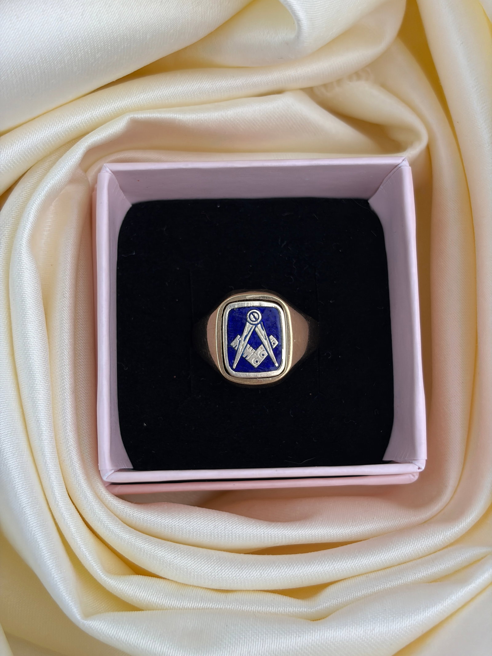 chunky 9ct yellow gold masonic signet ring - 7