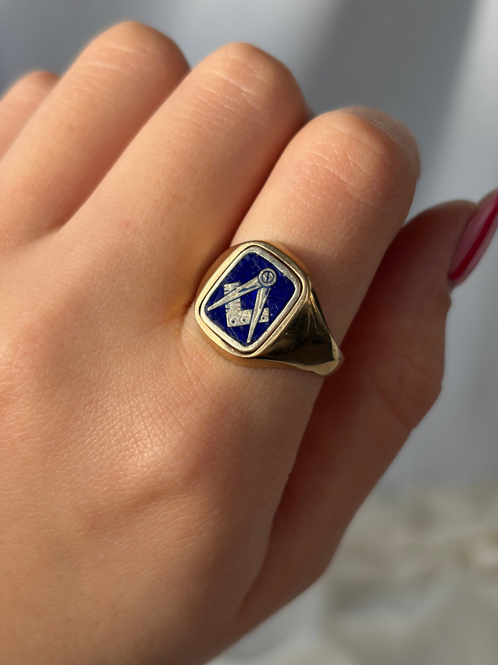 chunky 9ct yellow gold masonic signet ring - 8