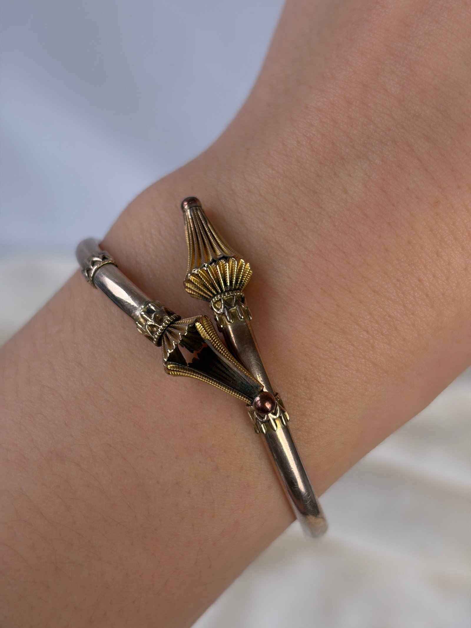 UNUSUAL DESIGN 9CT GOLD BANGLE / BRACELET - 8