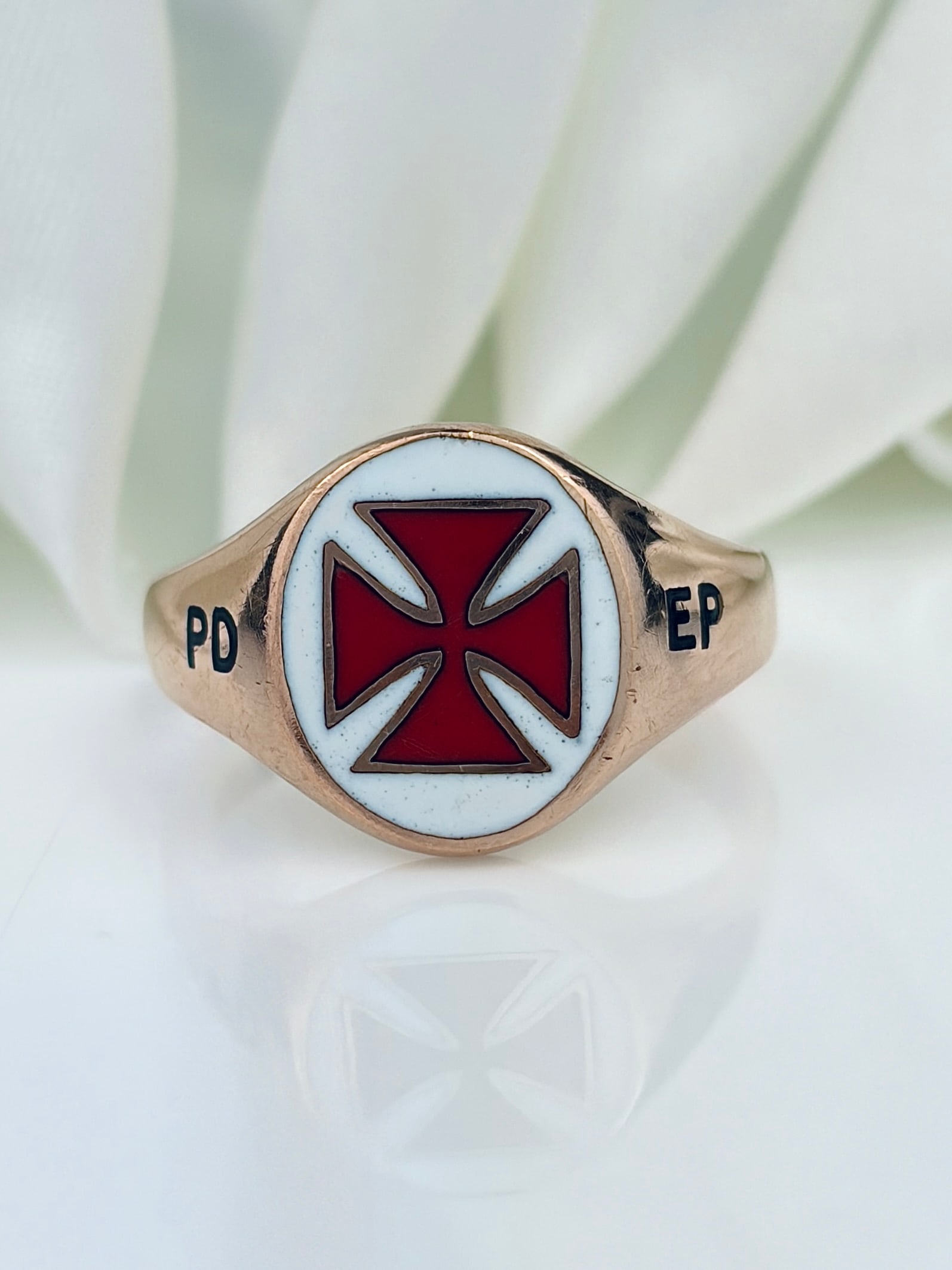 MASONIC 9CT GOLD KNIGHTS TEMPLAR RING WITH PD EP ENGRAVING: MASONIC 9CT GOLD KNIGHTS TEMPLAR RING WITH PD EP ENGRAVING