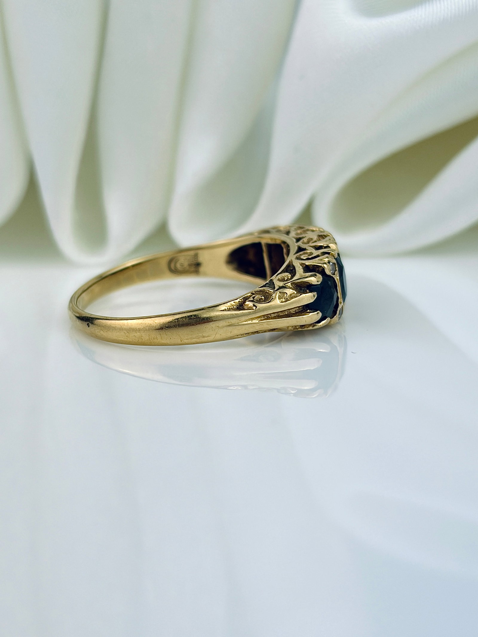 ANTIQUE 18CT YELLOW GOLD SAPPHIRE 5 STONE RING WITH DIAMOND POINTS - 2
