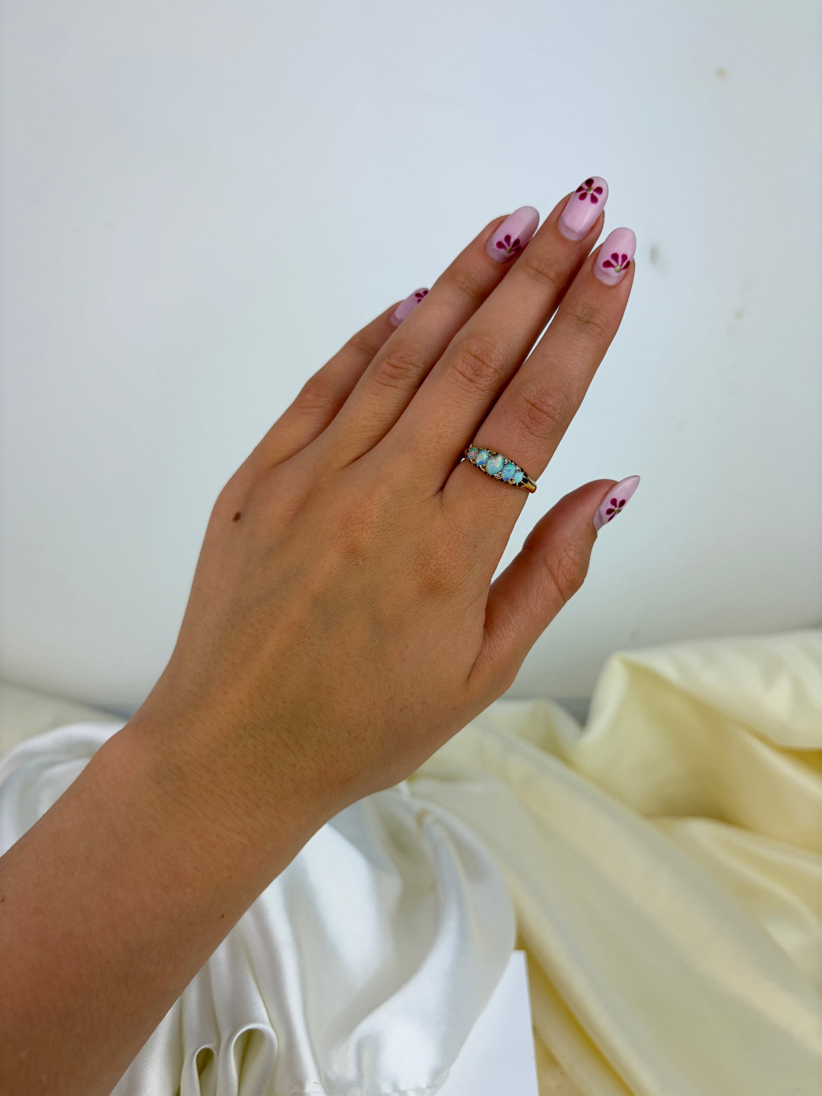 ANTIQUE EDWARDIAN OPAL 5 STONE RING IN 18CT YELLOW GOLD - 7