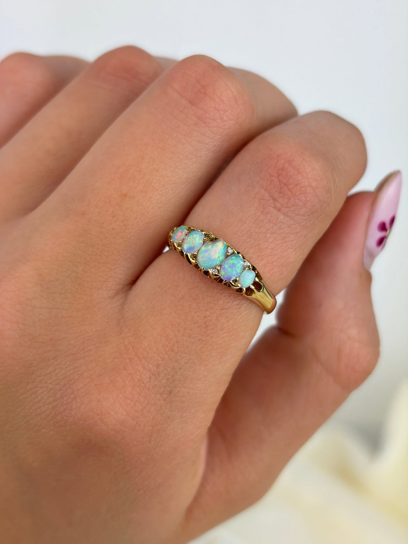 ANTIQUE EDWARDIAN OPAL 5 STONE RING IN 18CT YELLOW GOLD - 8