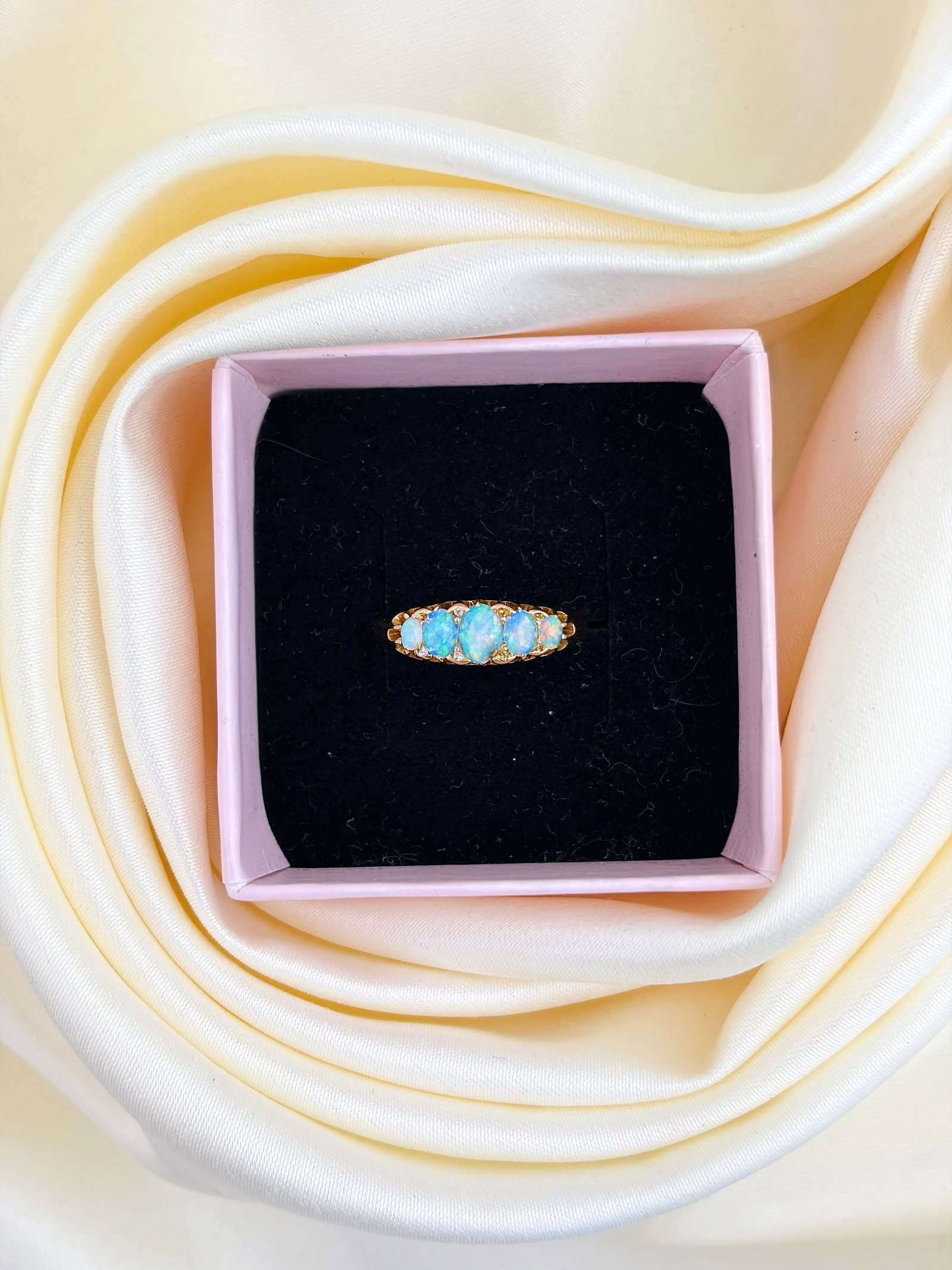 ANTIQUE EDWARDIAN OPAL 5 STONE RING IN 18CT YELLOW GOLD - 9