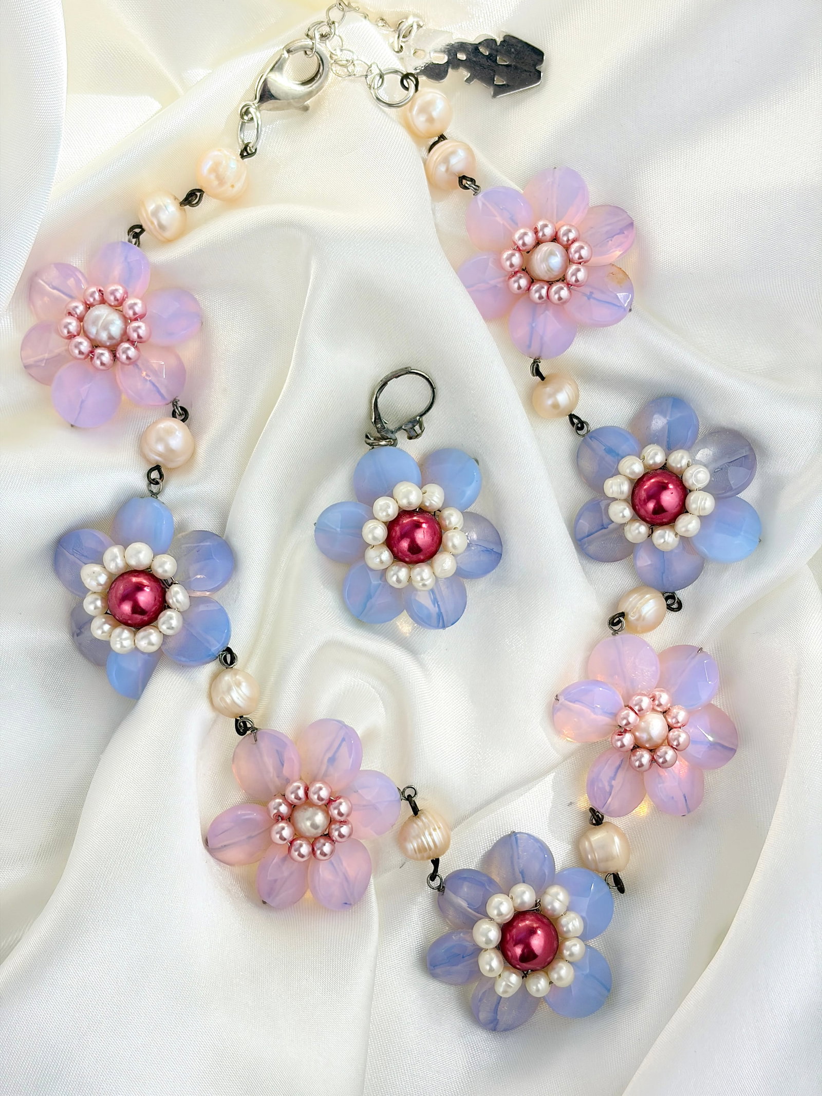 VINTAGE FLORAL BUTLER & WILSON STATEMENT NECKLACE: VINTAGE FLORAL BUTLER & WILSON STATEMENT NECKLACE Only one earring.