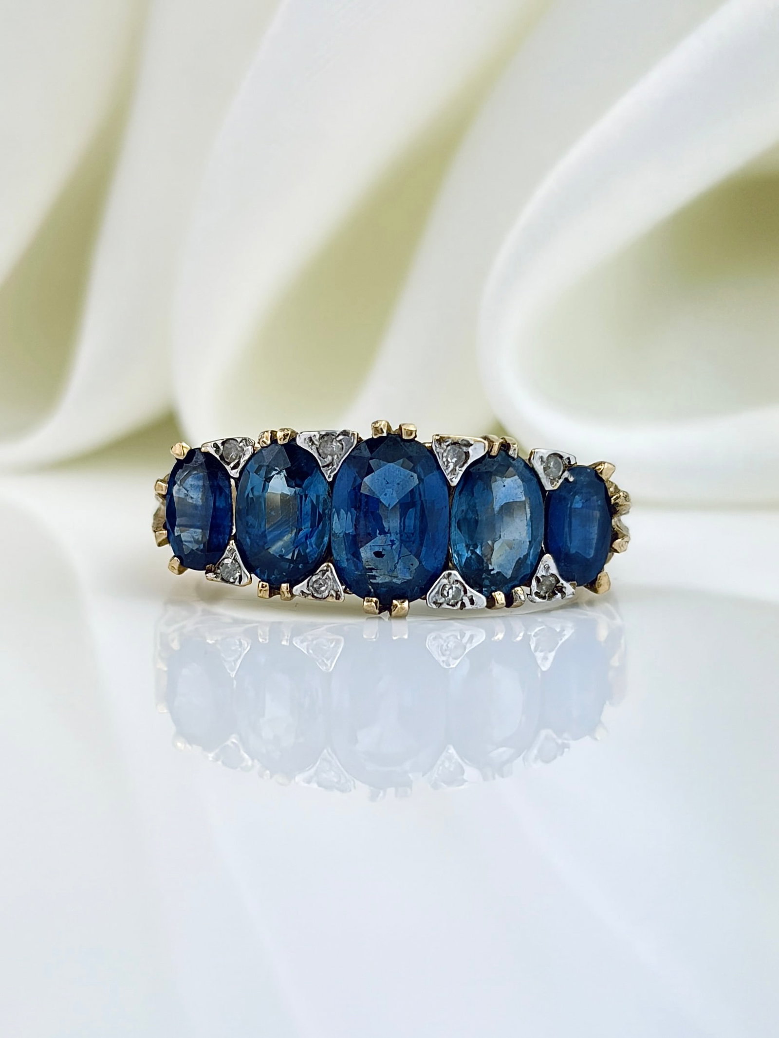 ANTIQUE 9CT YELLOW GOLD SAPPHIRE AND DIAMOND 5 STONE RING: ANTIQUE 9CT YELLOW GOLD SAPPHIRE AND DIAMOND 5 STONE RING Gorgeous bright sapphire stones! Weight: 3.36g Size: UK N, US 7, Width 7mm, height off finger 3mm Materials: 9ct gold 