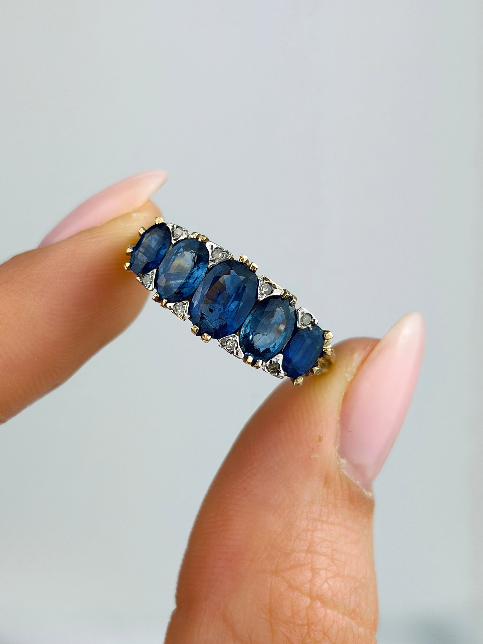 ANTIQUE 9CT YELLOW GOLD SAPPHIRE AND DIAMOND 5 STONE RING - 5