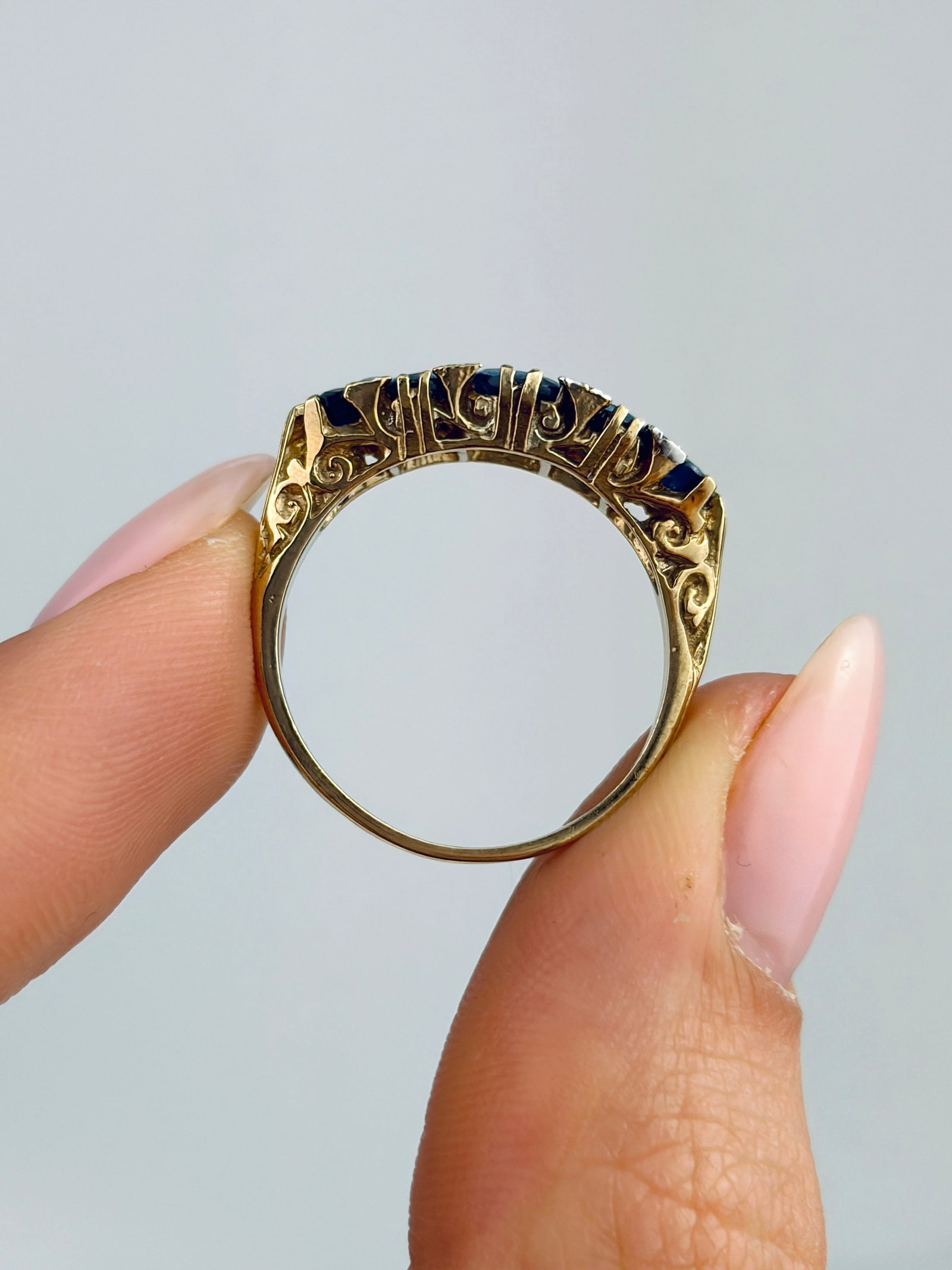 ANTIQUE 9CT YELLOW GOLD SAPPHIRE AND DIAMOND 5 STONE RING - 6