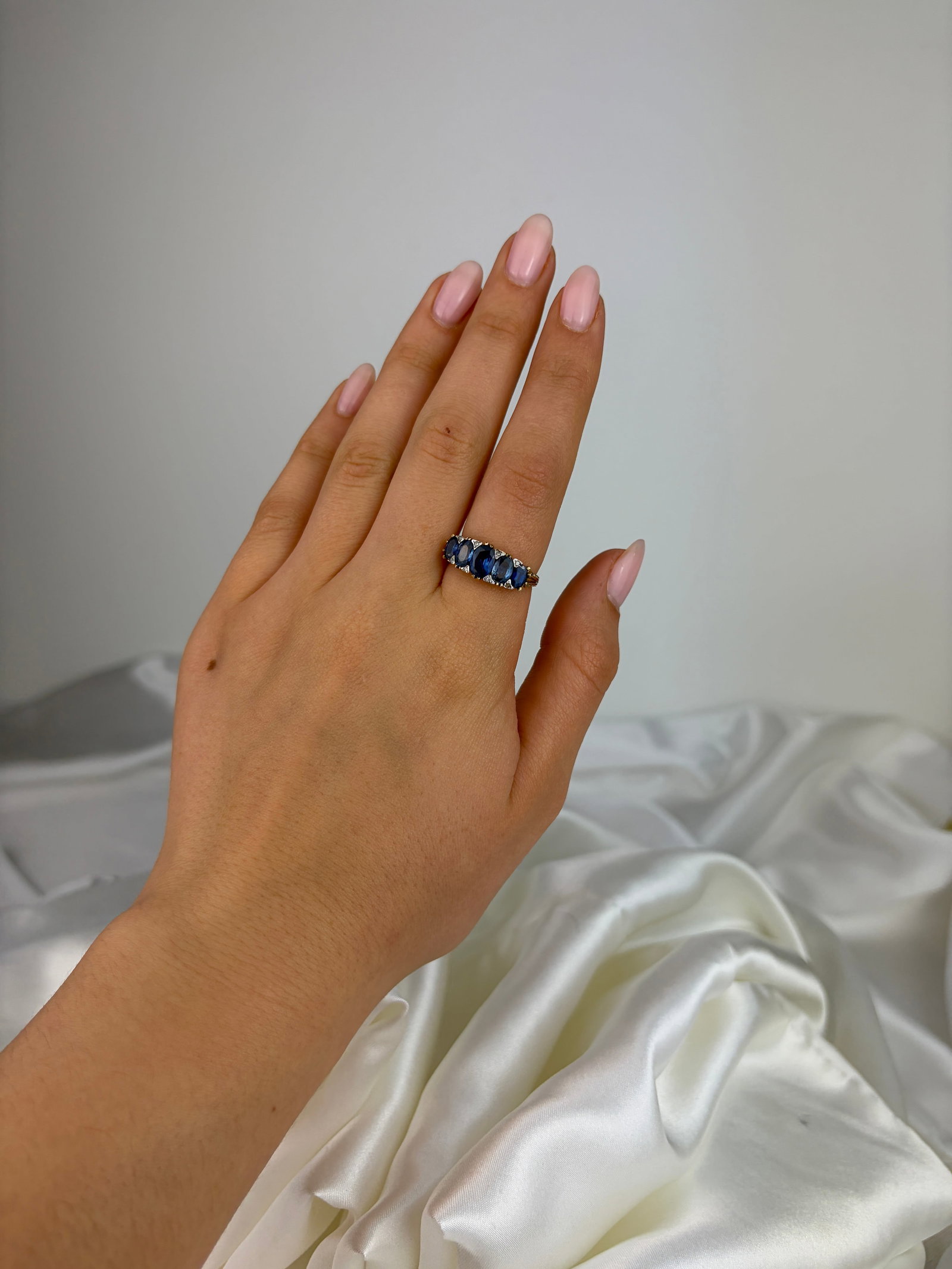 ANTIQUE 9CT YELLOW GOLD SAPPHIRE AND DIAMOND 5 STONE RING - 7