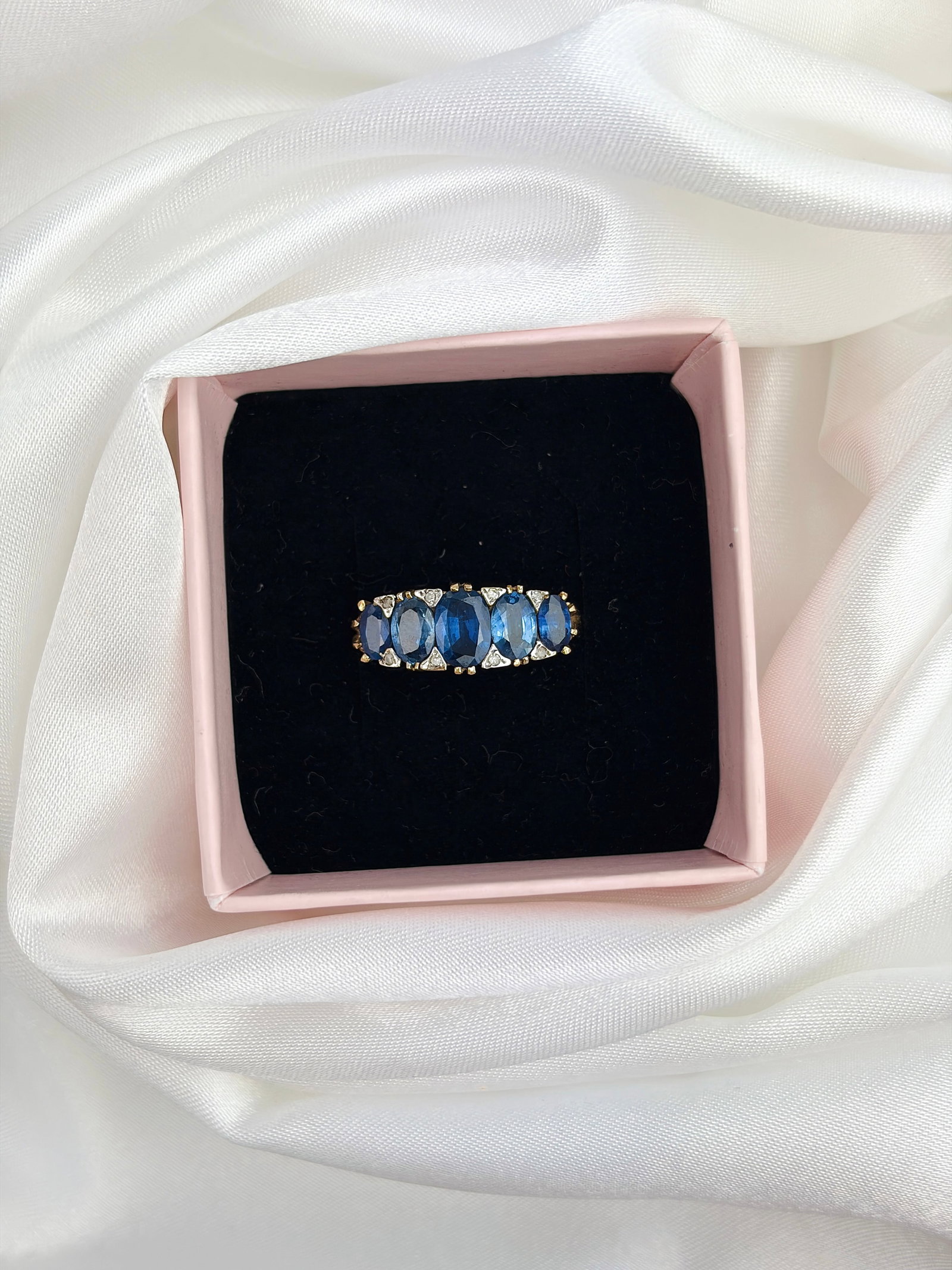 ANTIQUE 9CT YELLOW GOLD SAPPHIRE AND DIAMOND 5 STONE RING - 9
