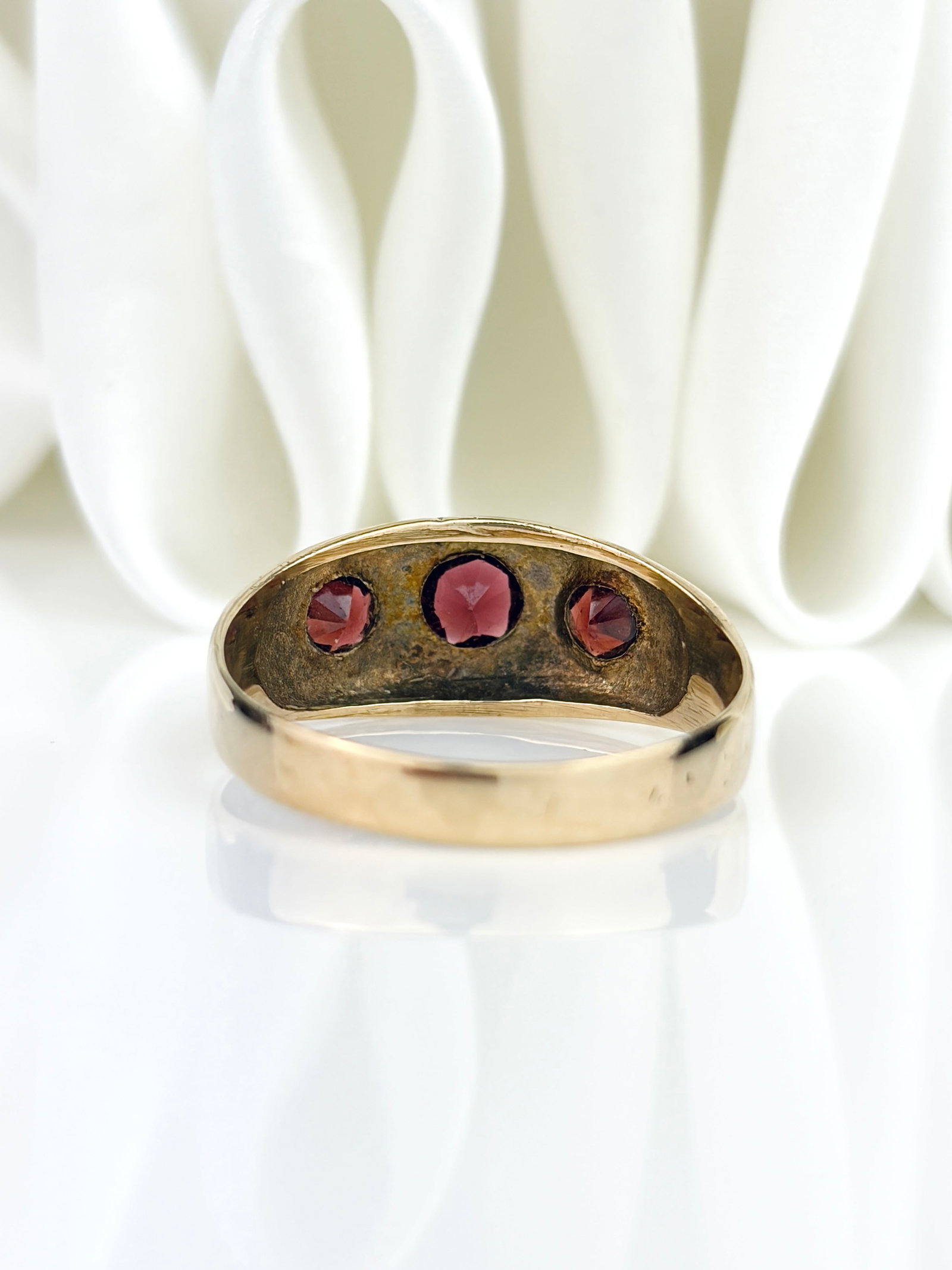 VINTAGE C.1979 CHUNKY 9CT YELLOW GOLD GARNET 3 STONE STAR RING - 3