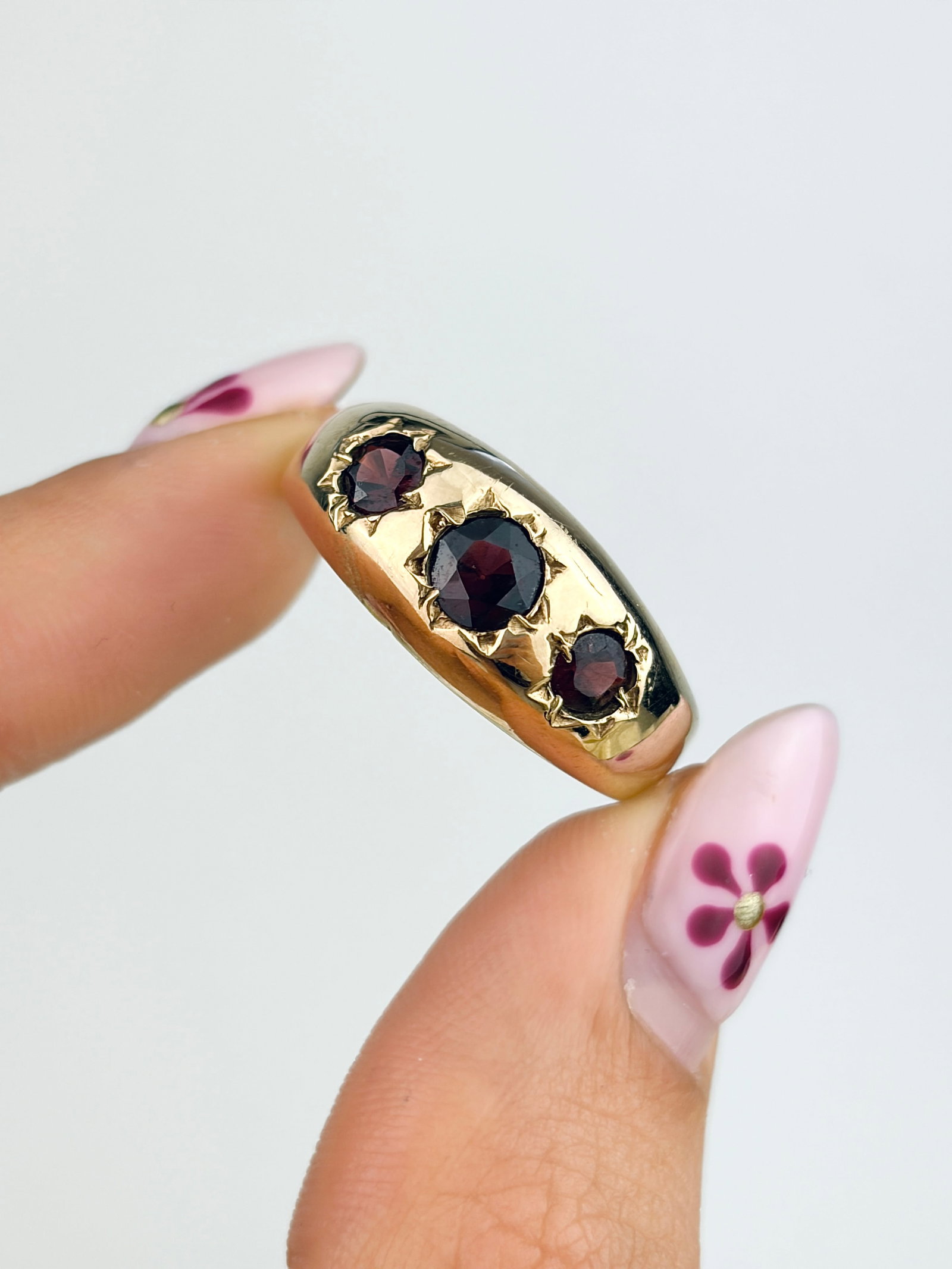 VINTAGE C.1979 CHUNKY 9CT YELLOW GOLD GARNET 3 STONE STAR RING - 5