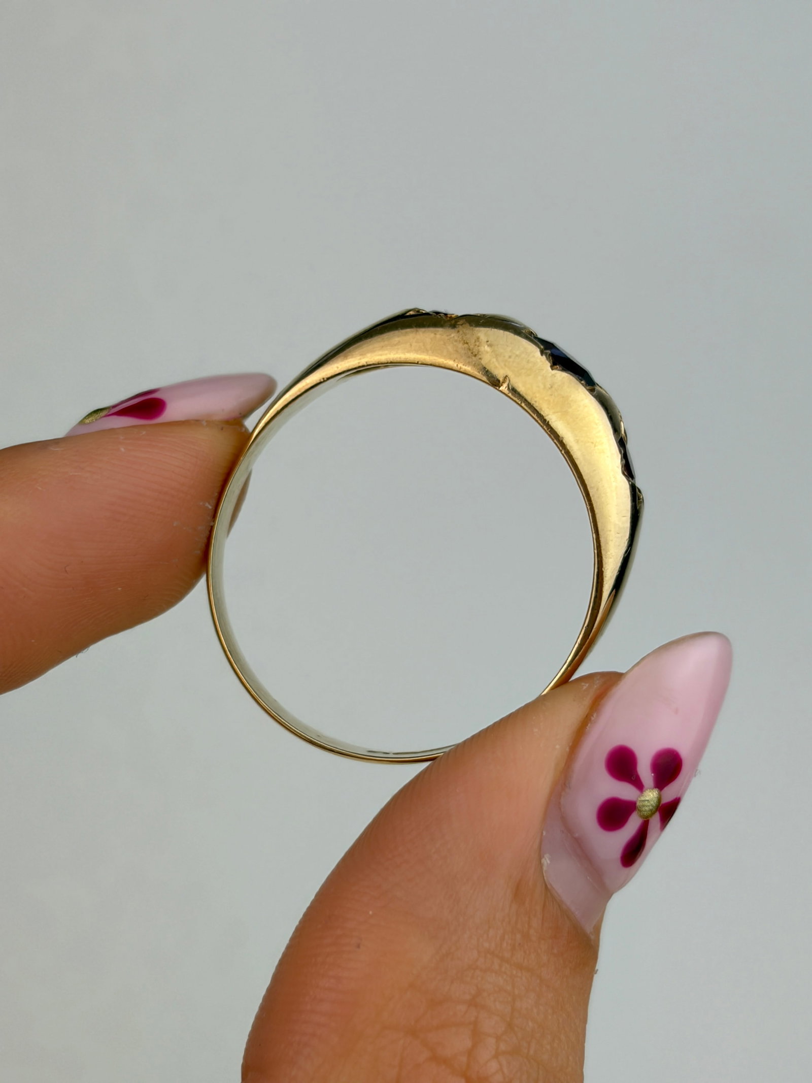 VINTAGE C.1979 CHUNKY 9CT YELLOW GOLD GARNET 3 STONE STAR RING - 6