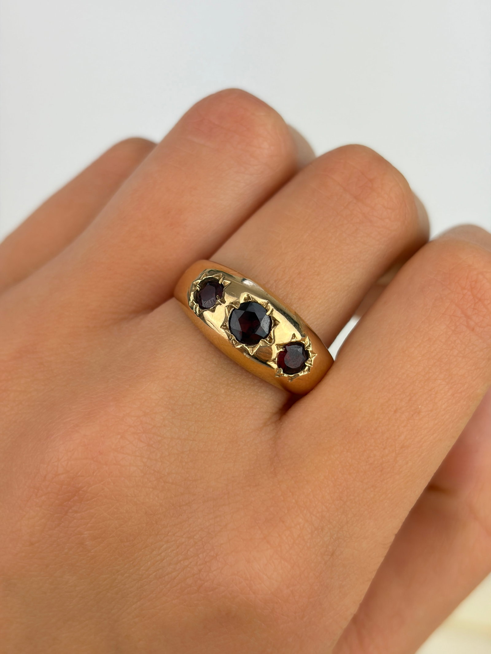 VINTAGE C.1979 CHUNKY 9CT YELLOW GOLD GARNET 3 STONE STAR RING - 8